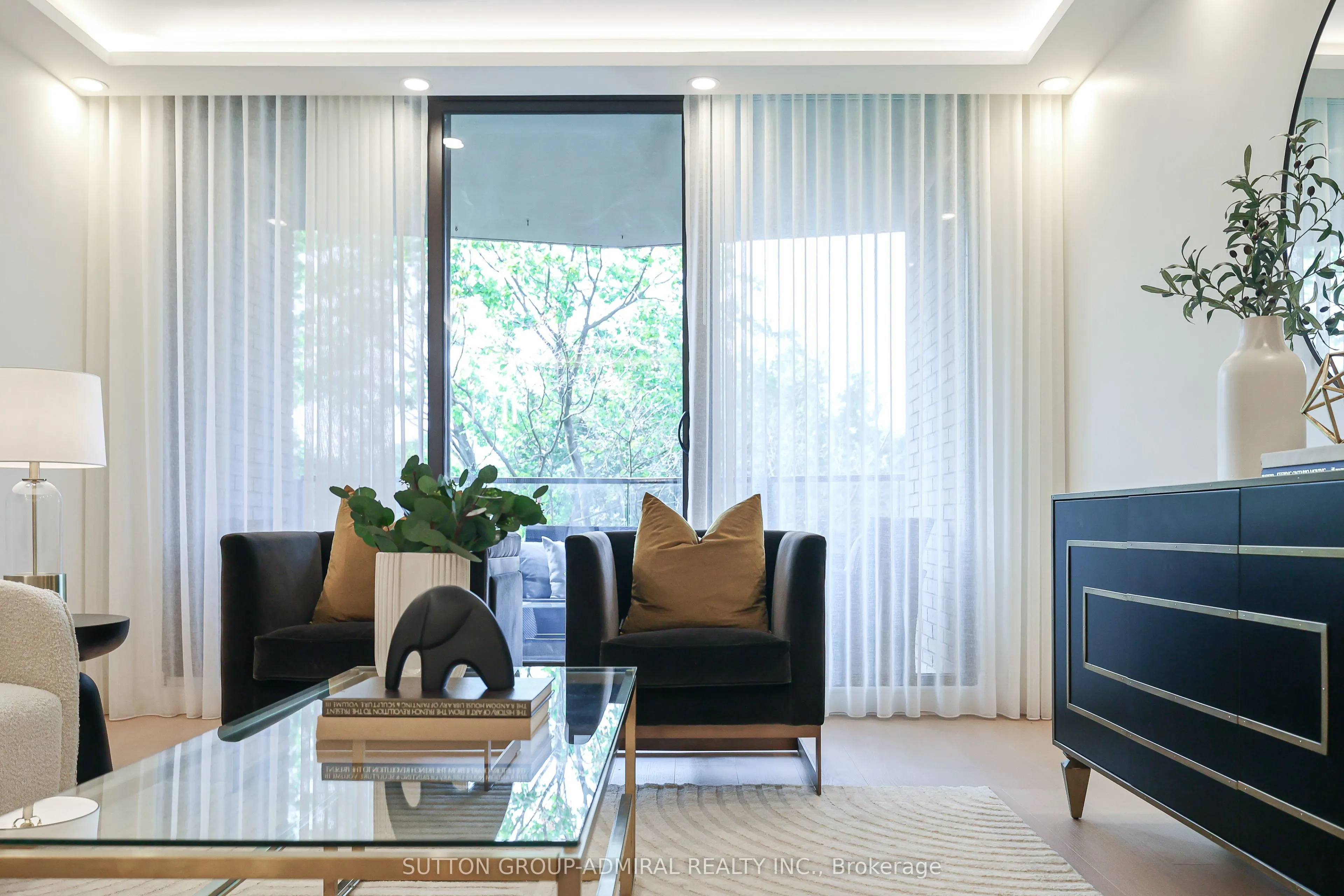350 Lonsdale Road, #402