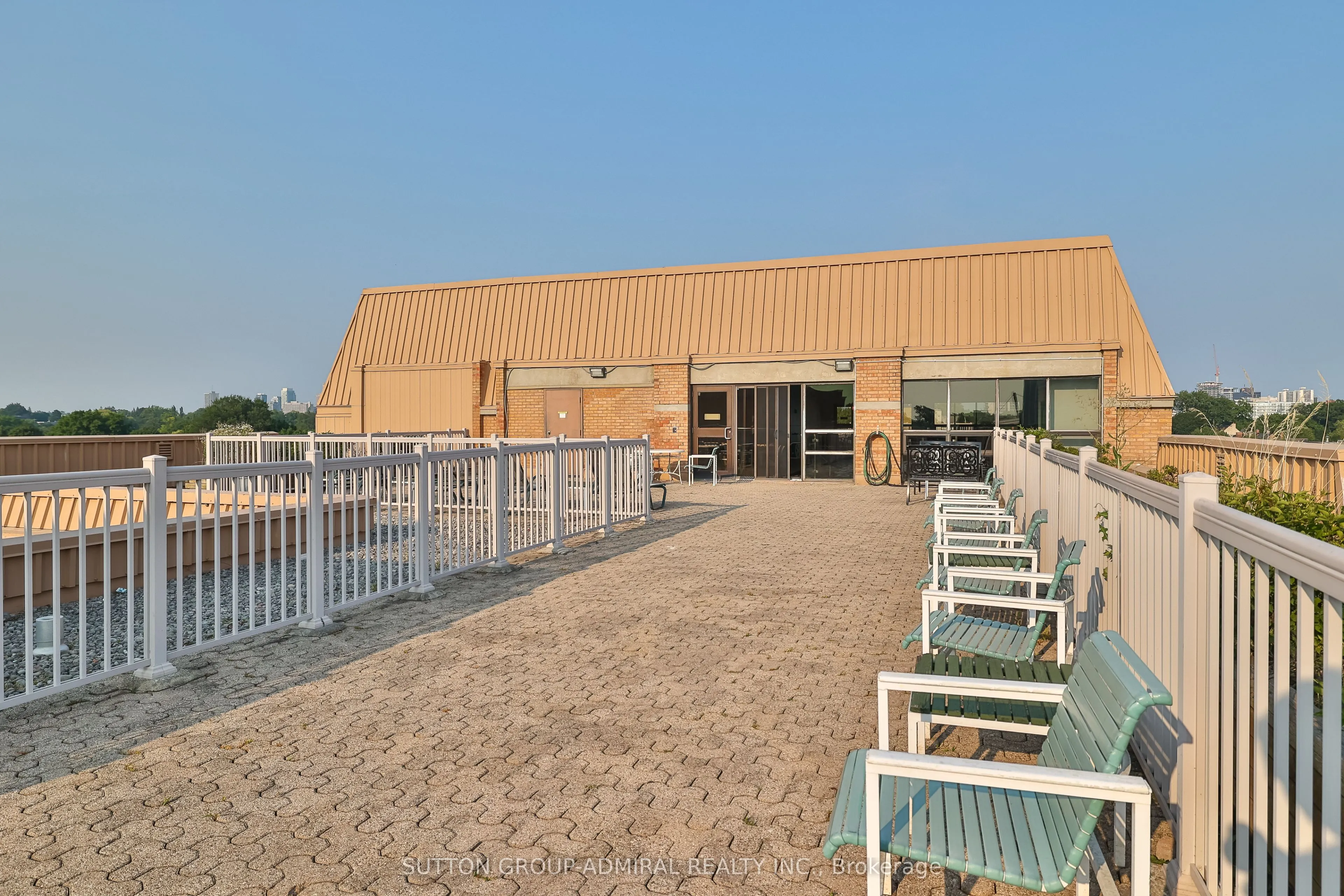 350 Lonsdale Road, #402