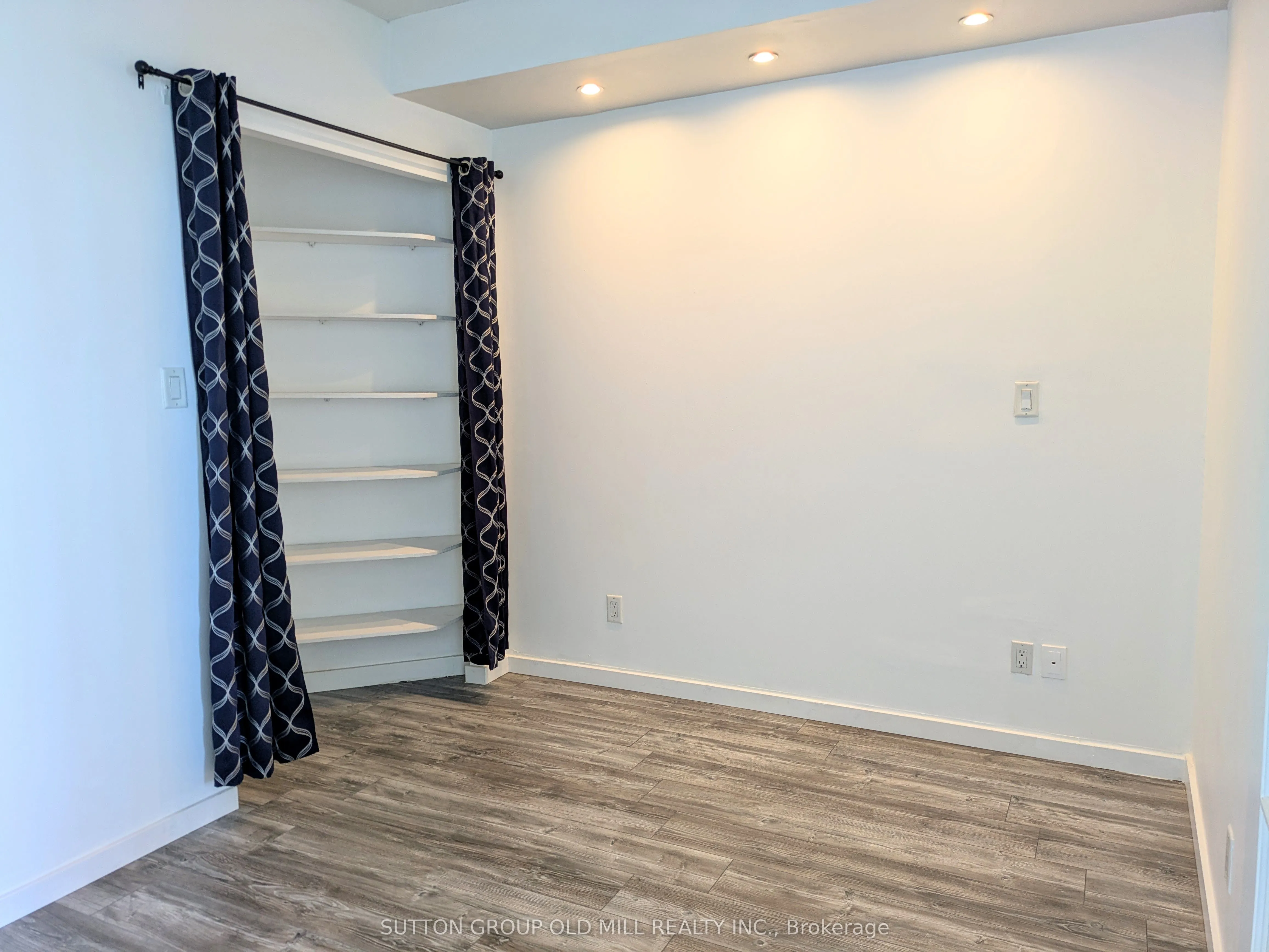 218 Queens Quay W, #1405