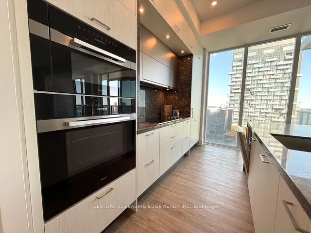 10 INN ON THE PARK Drive, #3304