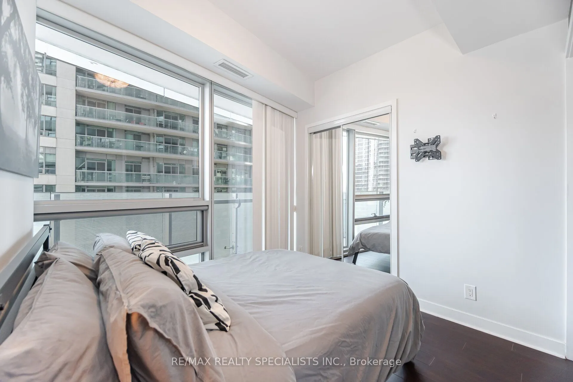 12 York Street, #804