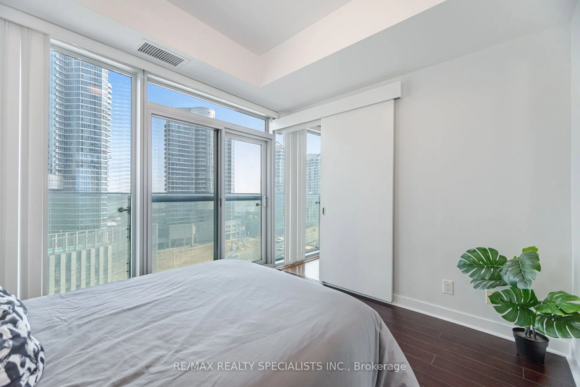 12 York Street, #804