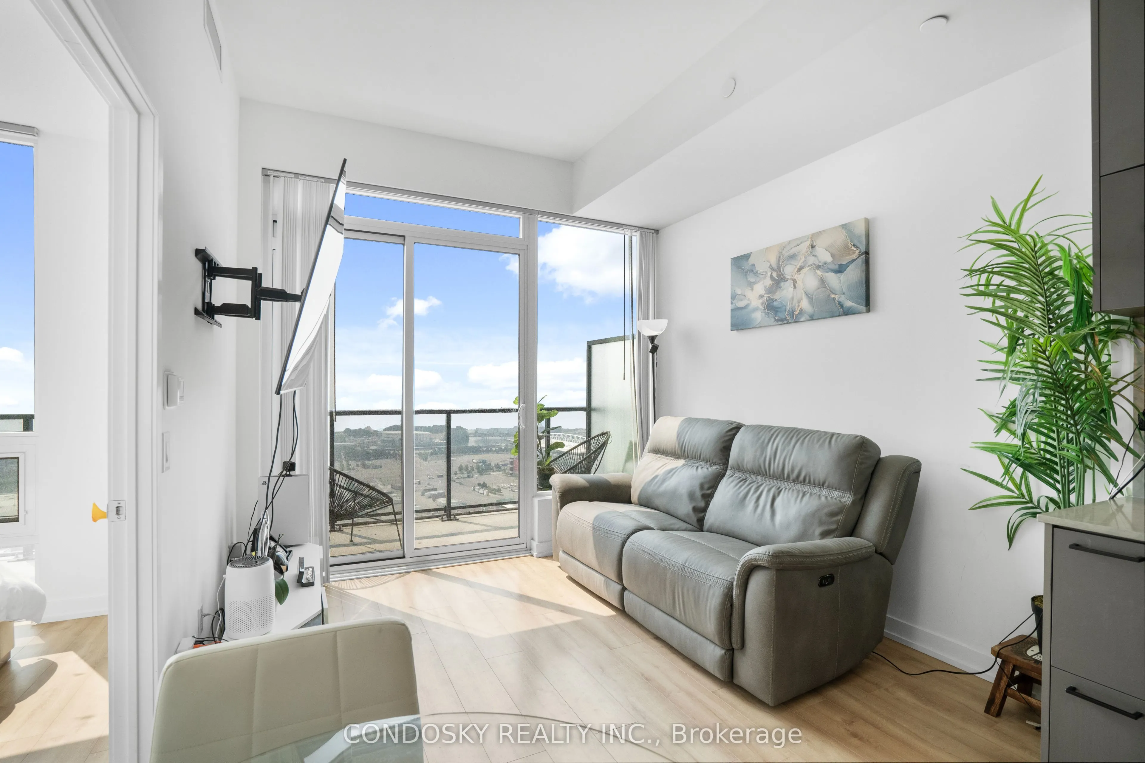 135 East Liberty Street, #PH01