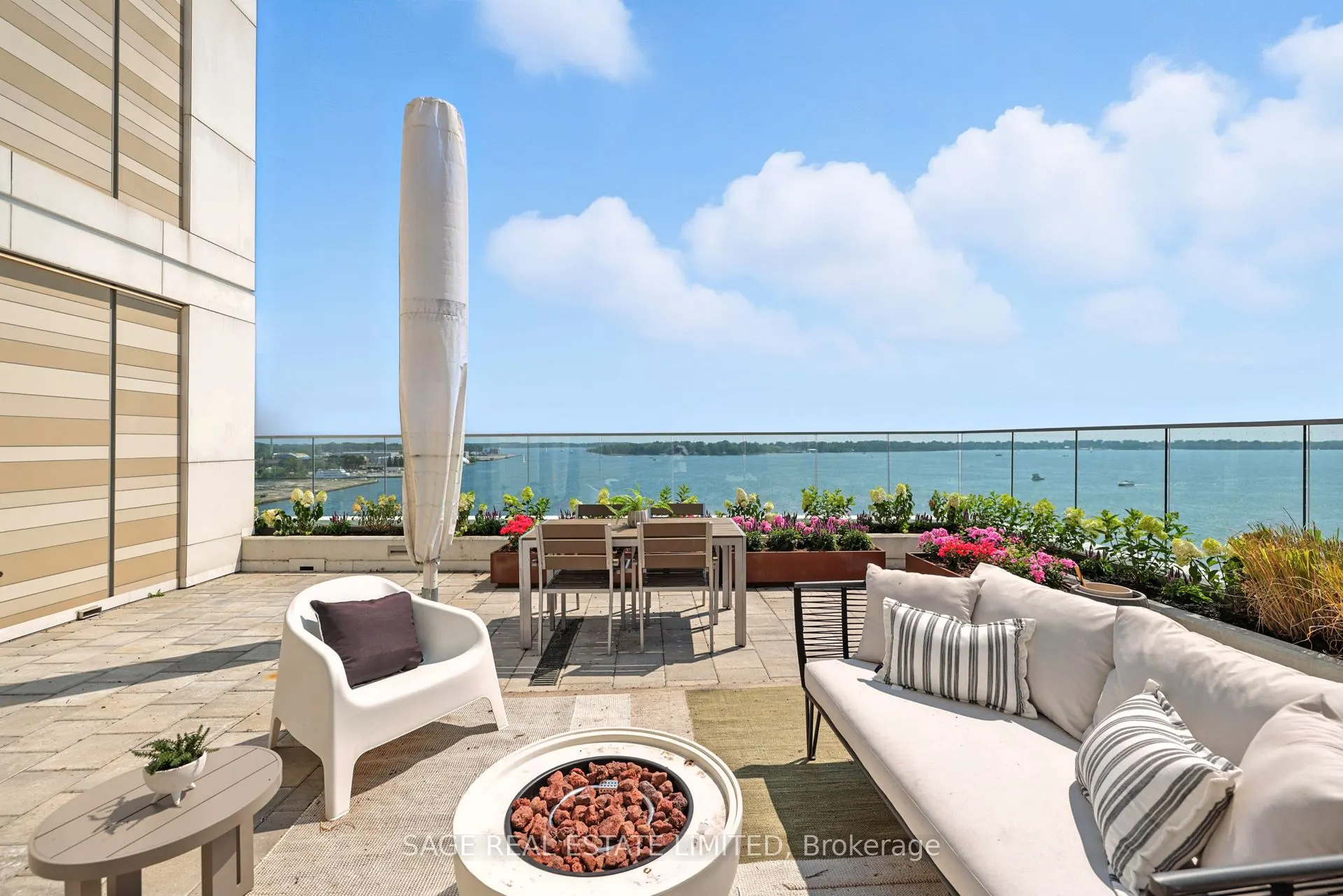 118 Merchants Wharf, #910