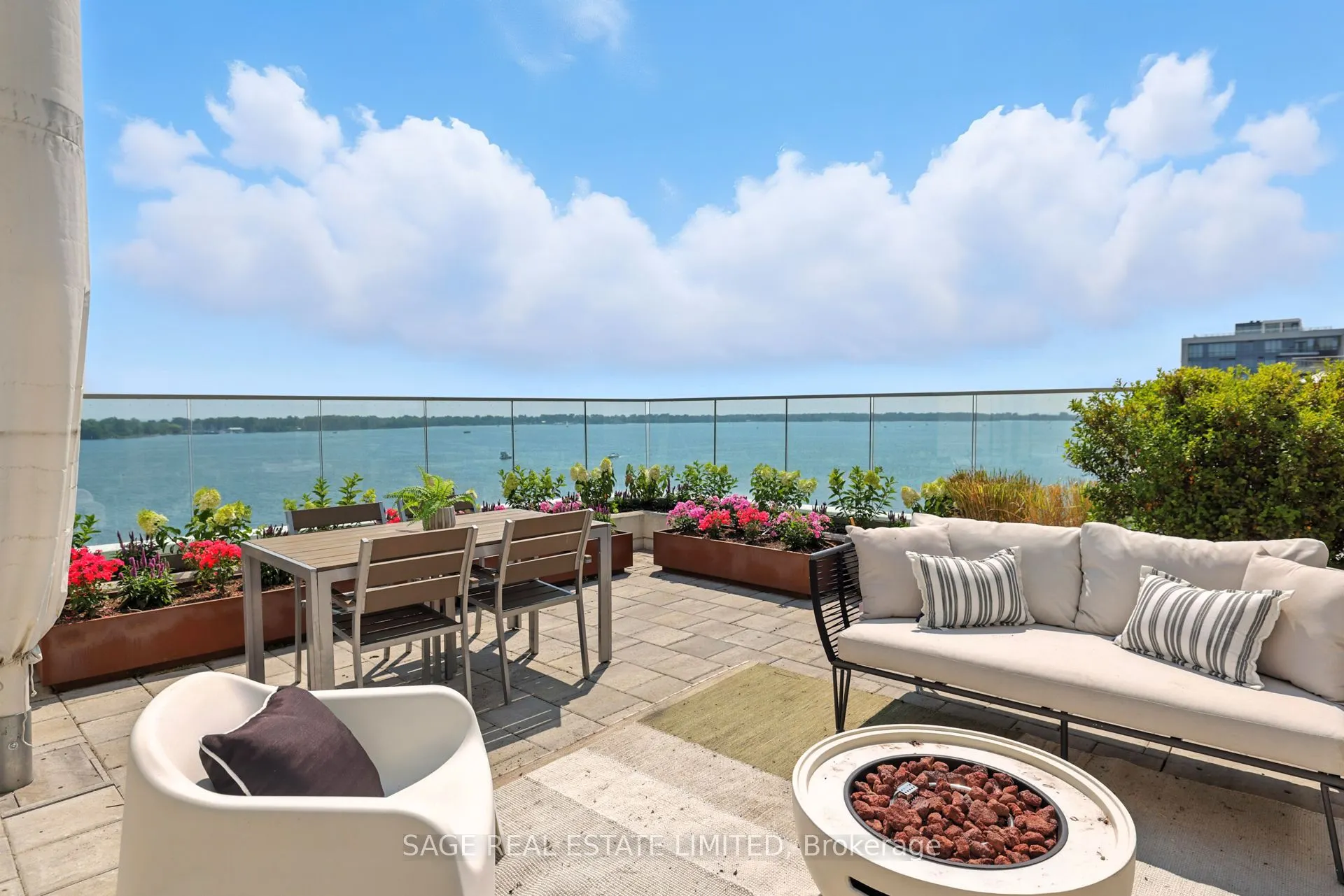 118 Merchants Wharf, #910
