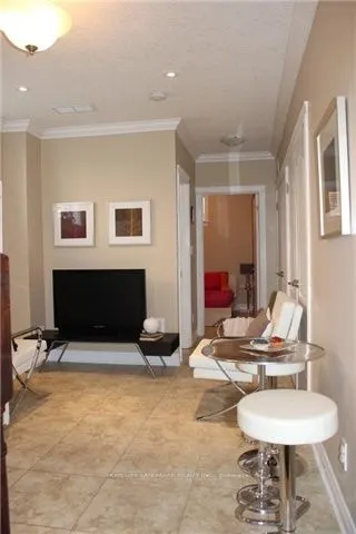 202C Finch Avenue, #lower