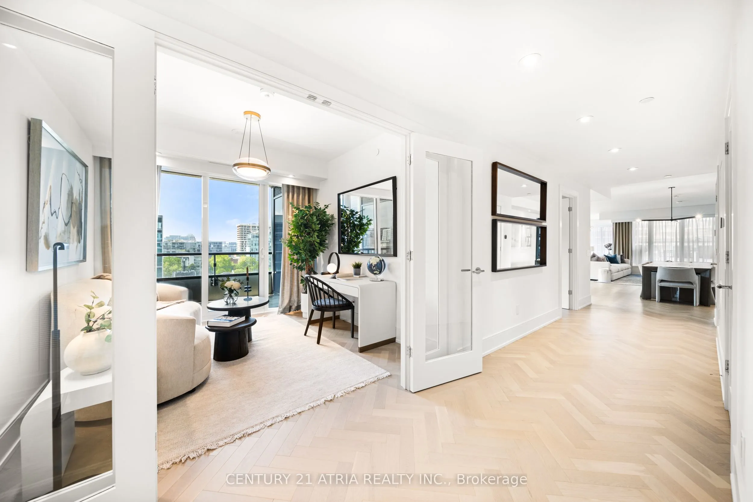 455 Wellington Street W, #810