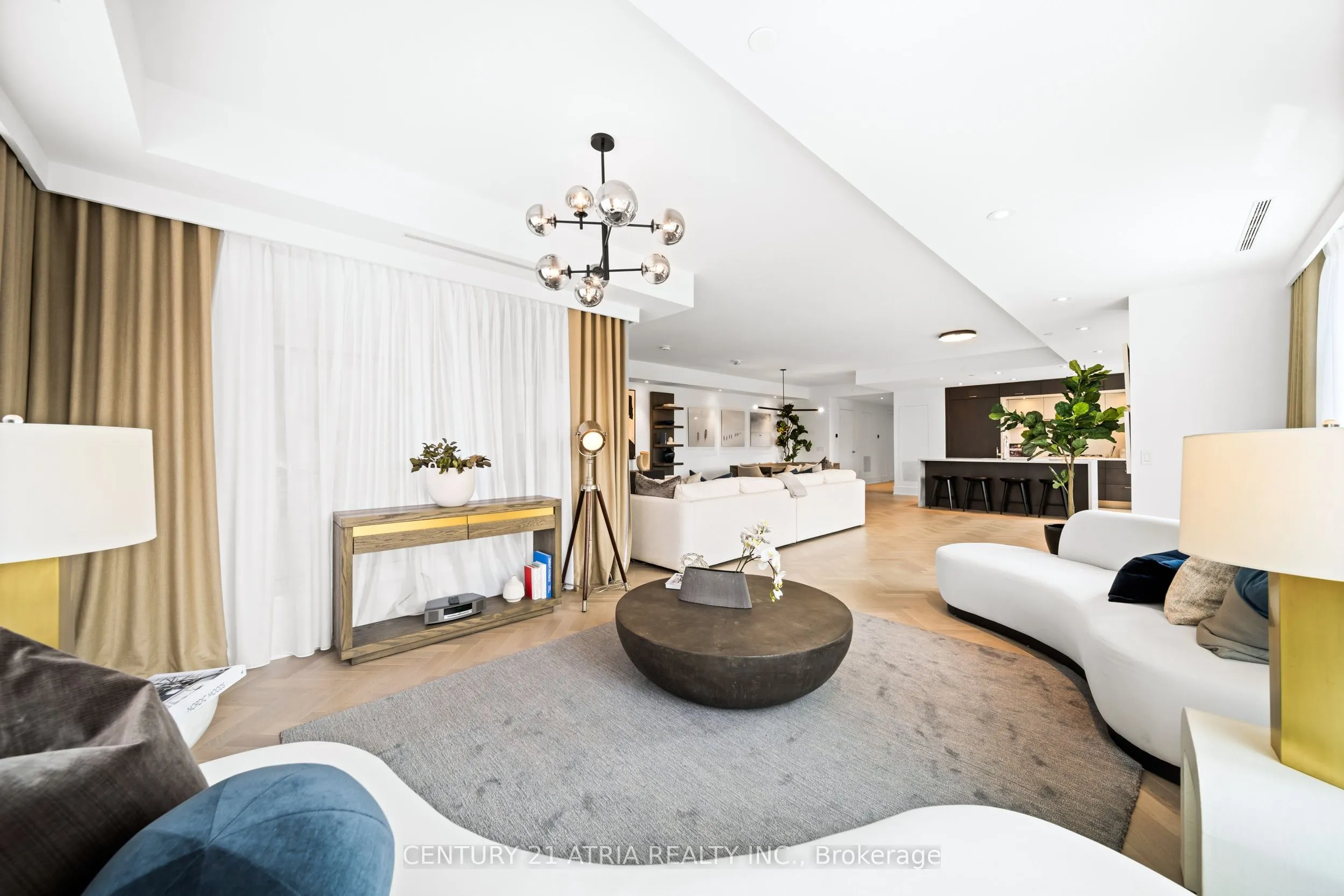 455 Wellington Street W, #810
