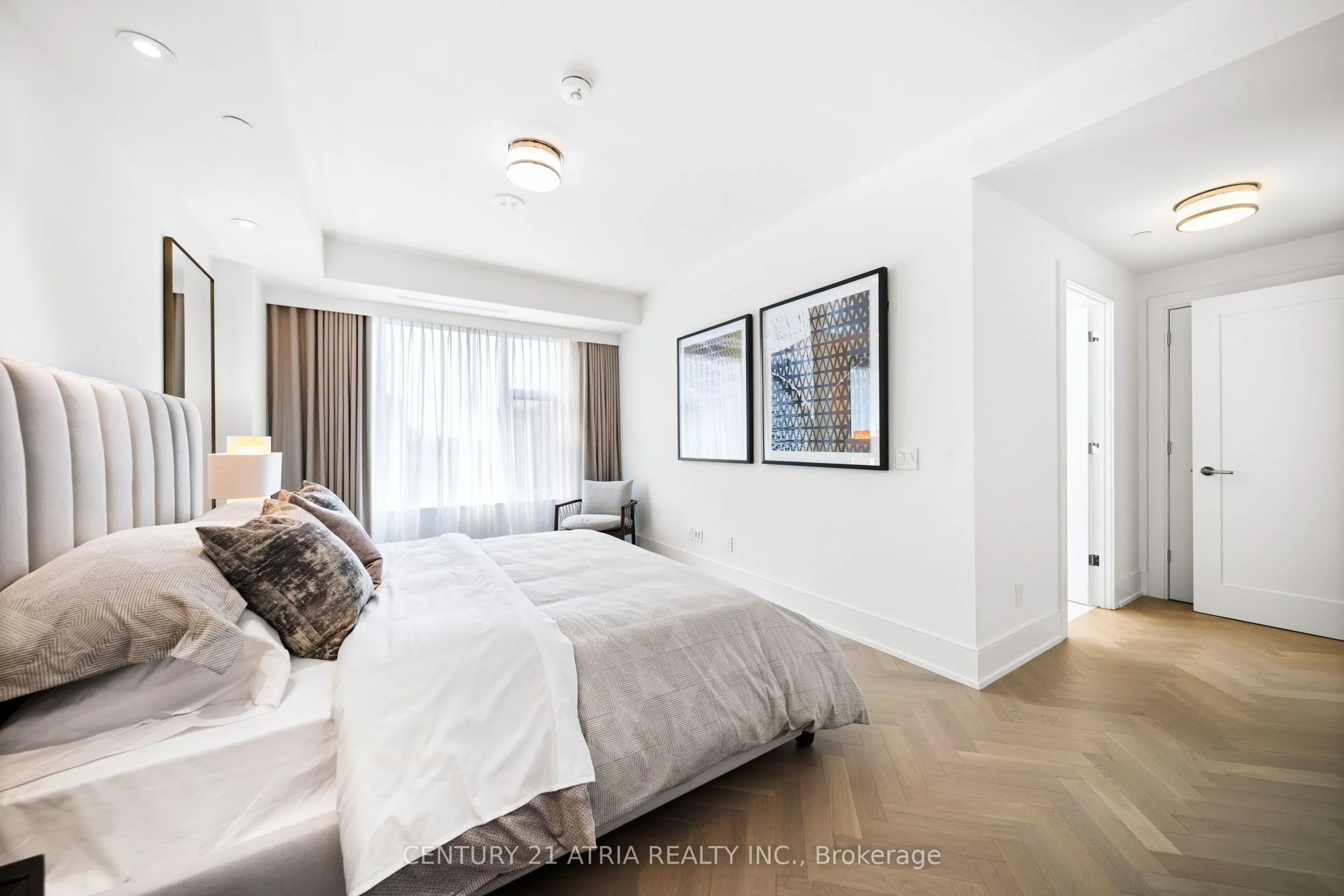 455 Wellington Street W, #810