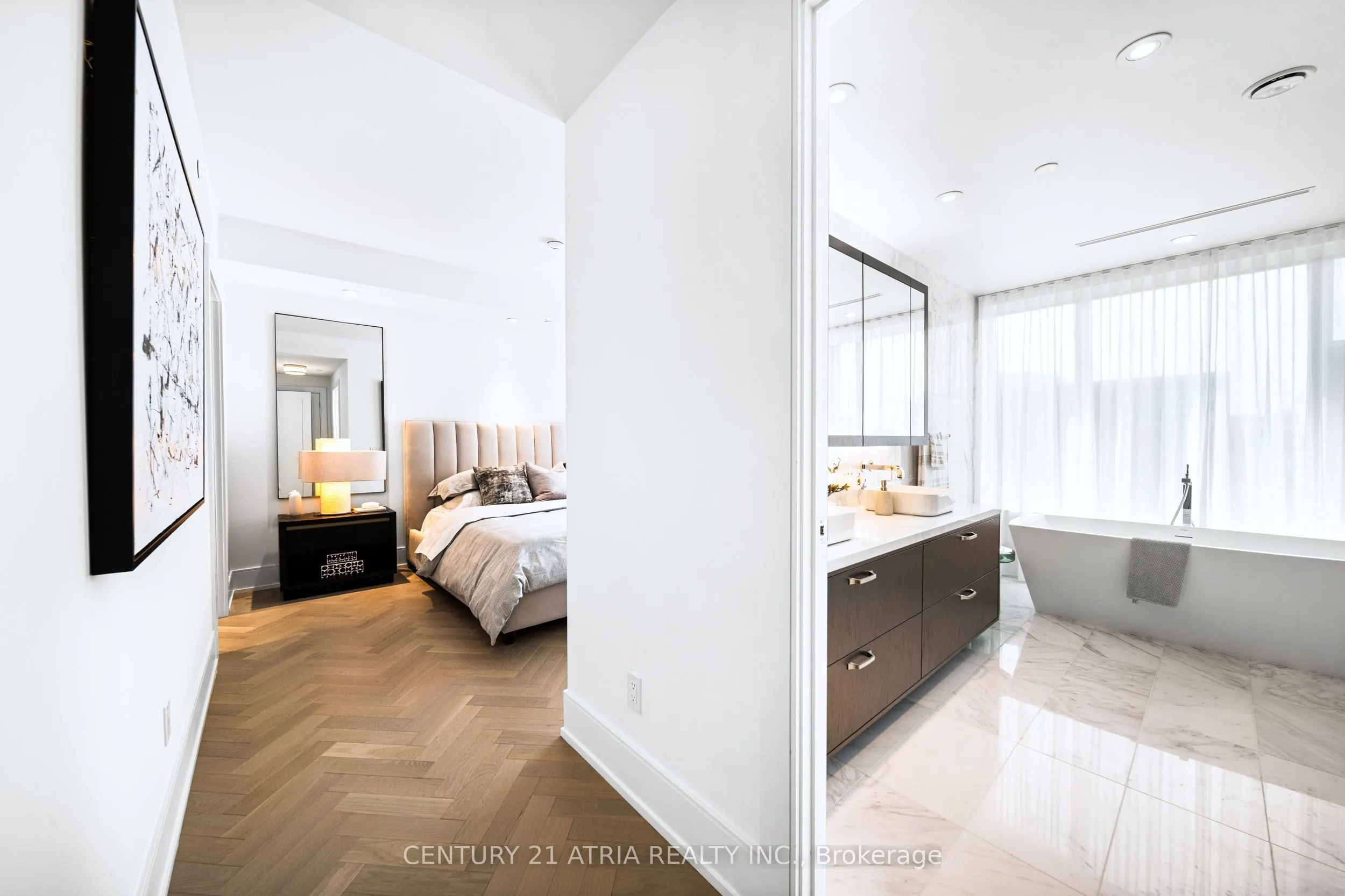 455 Wellington Street W, #810