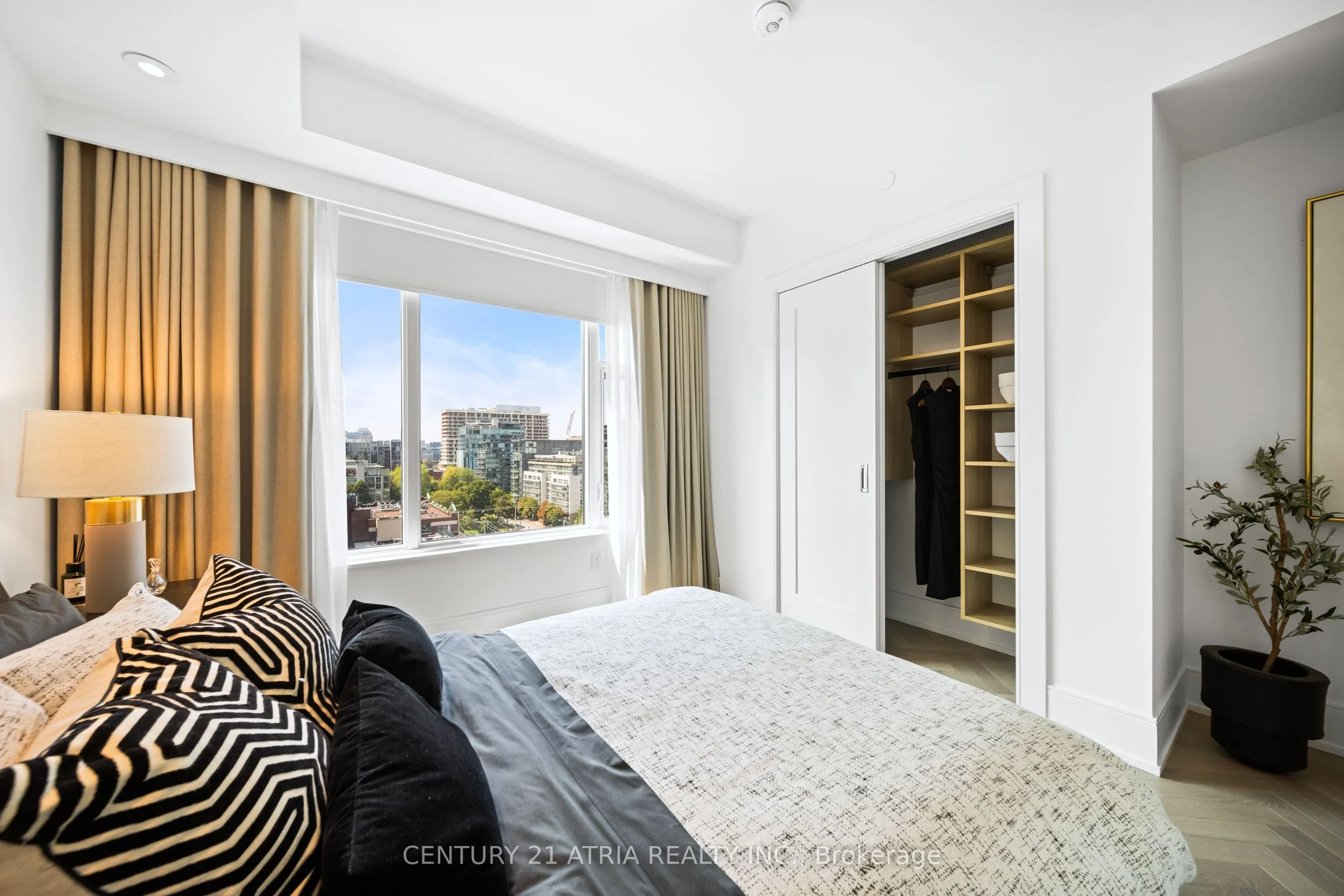 455 Wellington Street W, #810