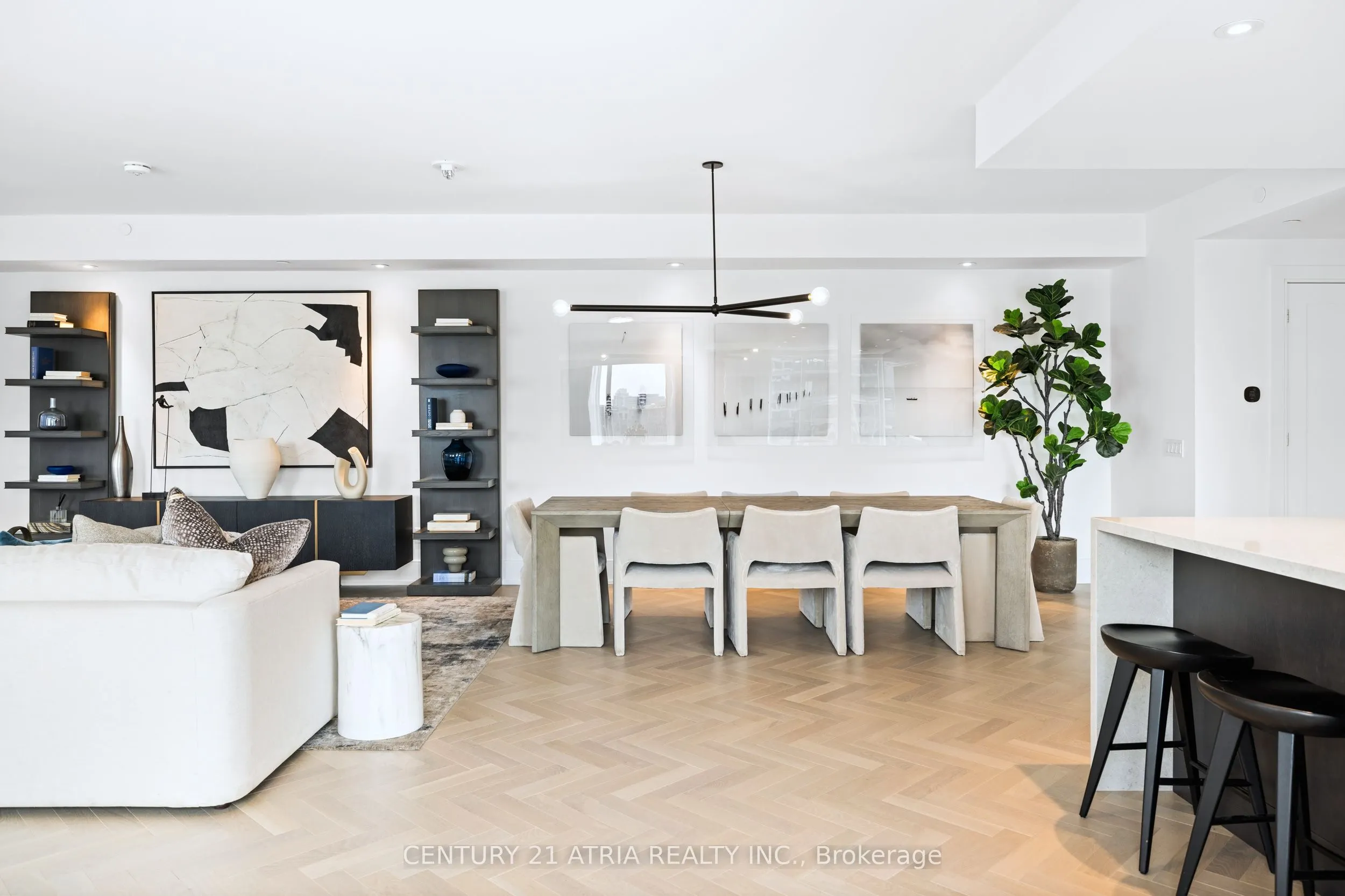 455 Wellington Street W, #810