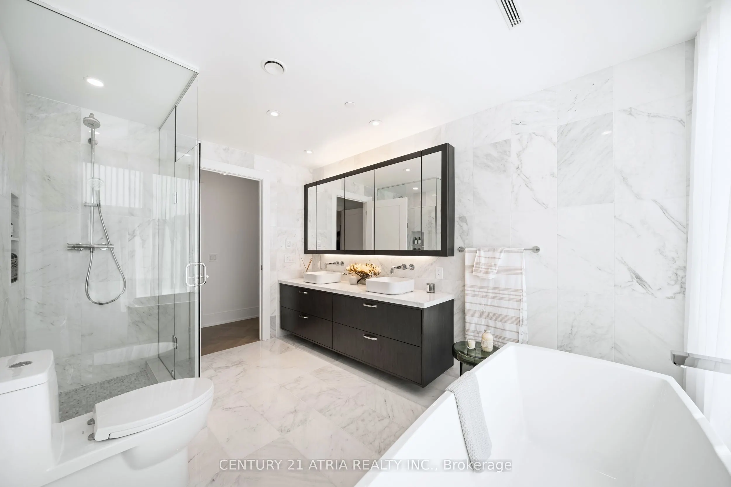 455 Wellington Street W, #810