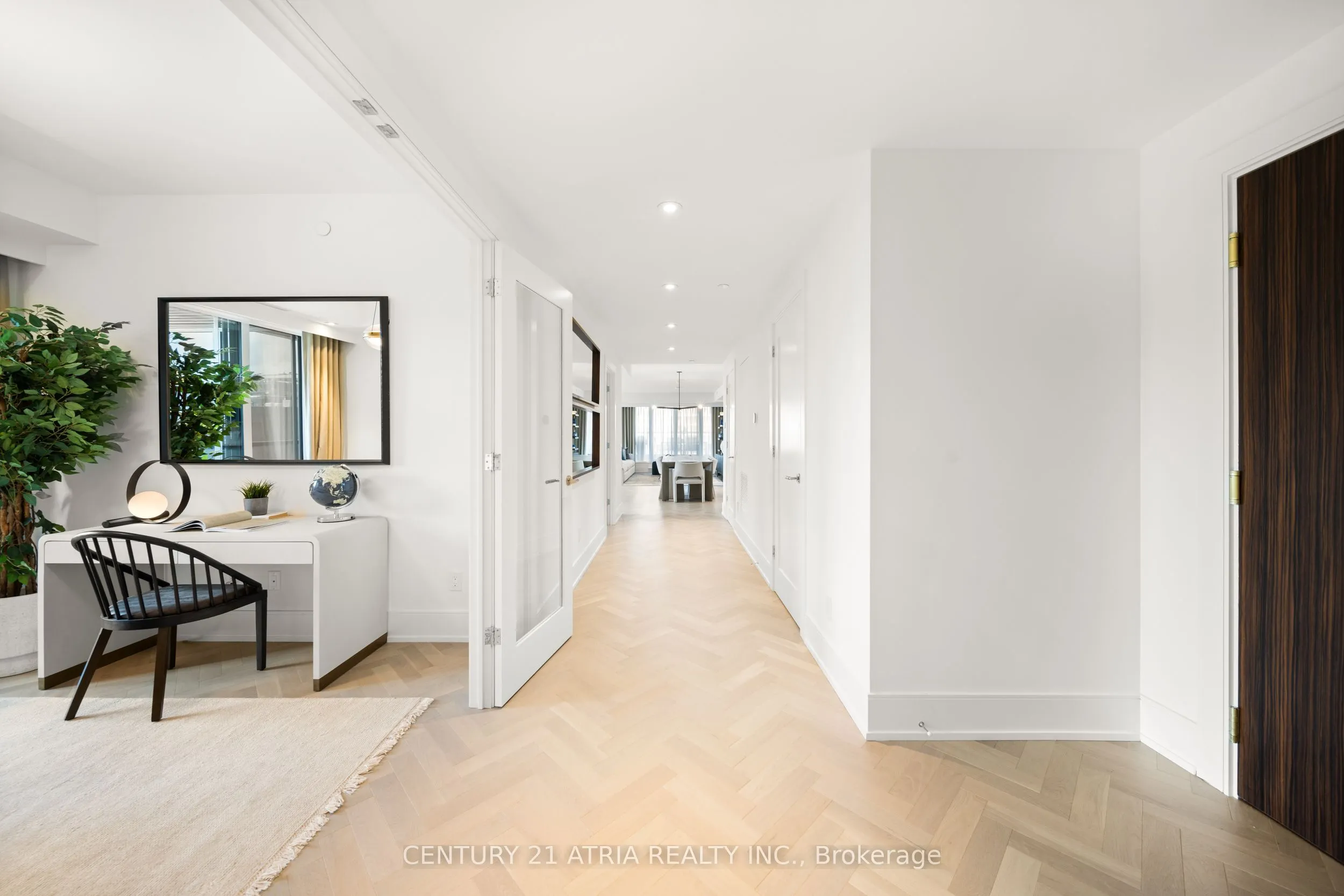 455 Wellington Street W, #810