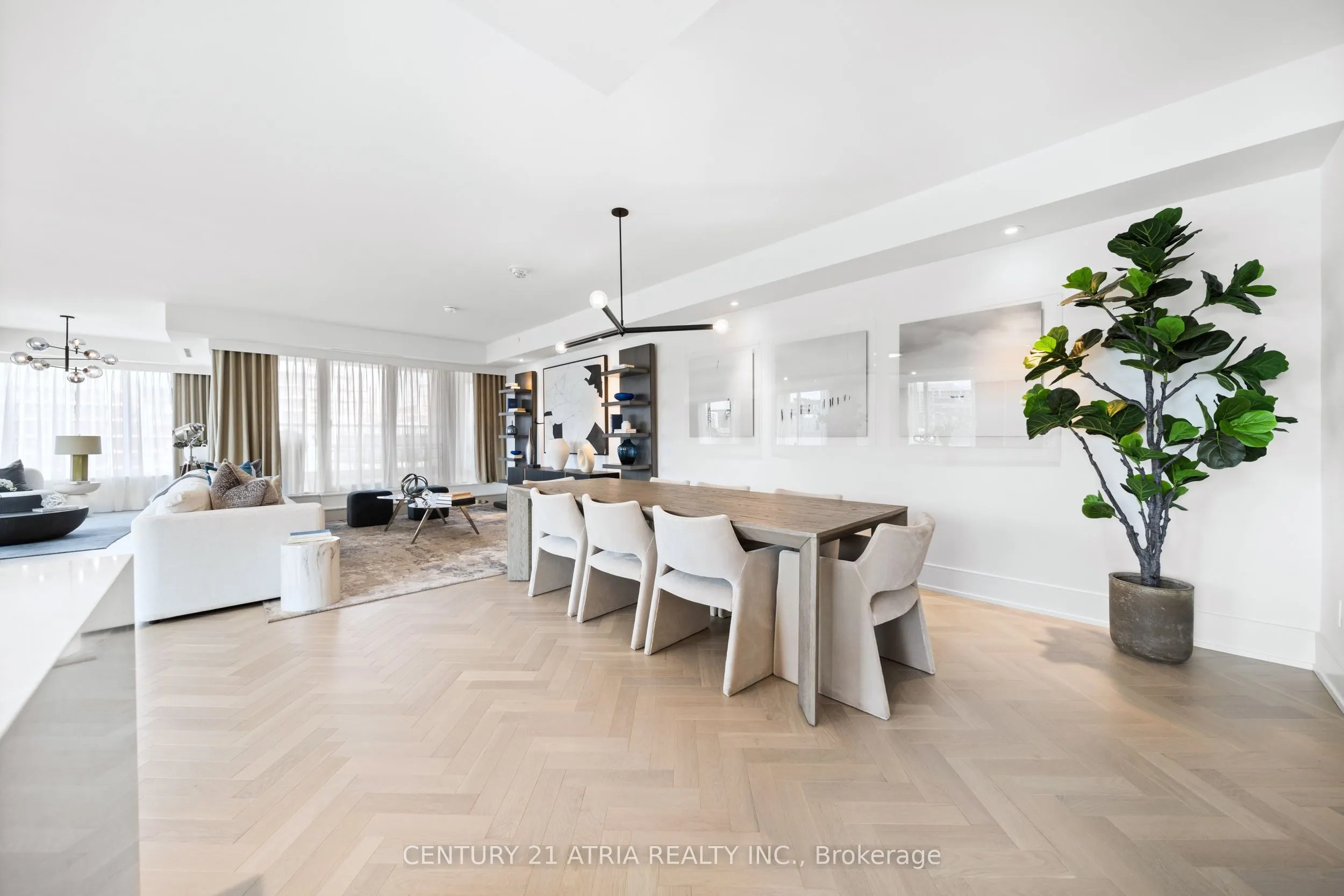 455 Wellington Street W, #810