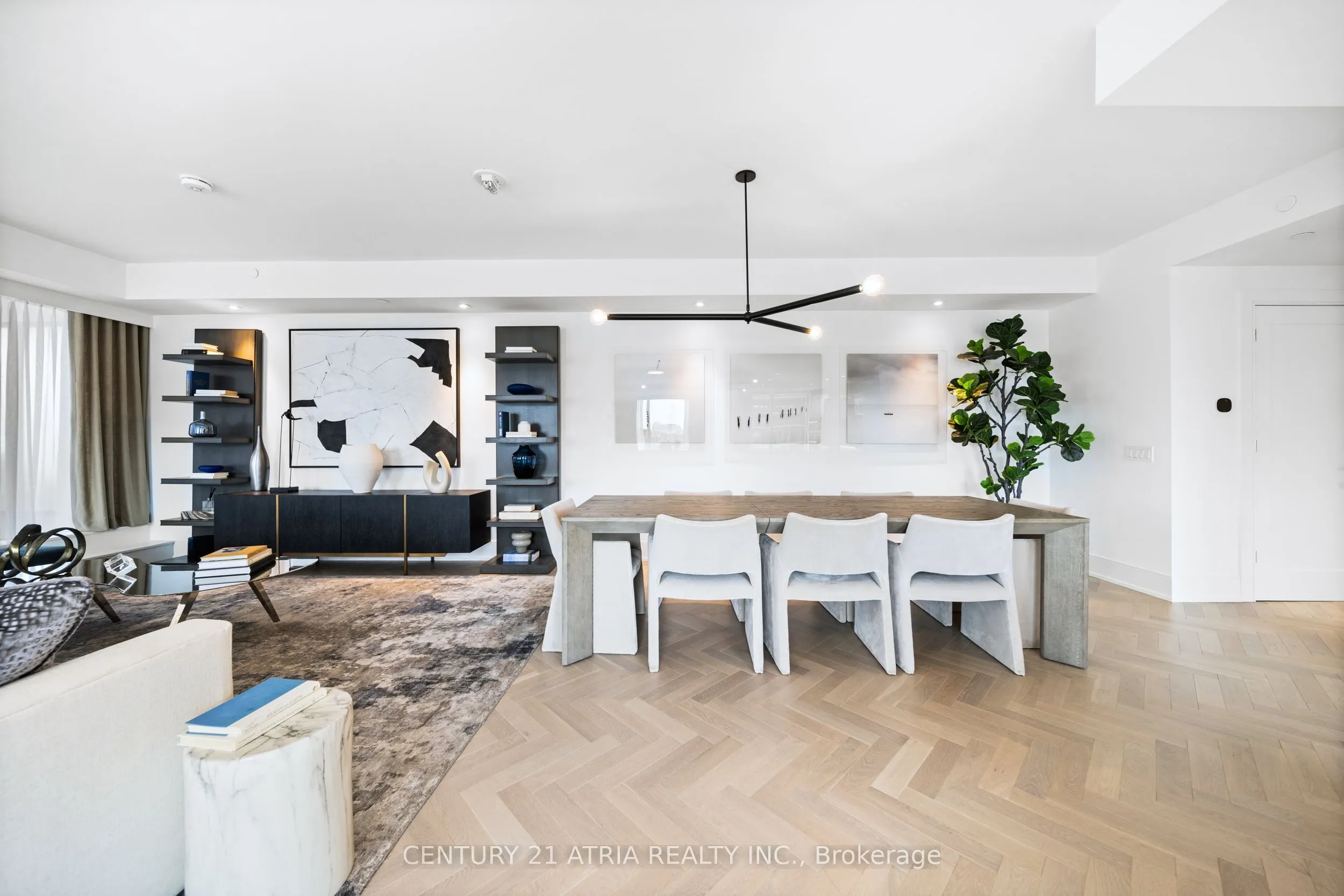 455 Wellington Street W, #810