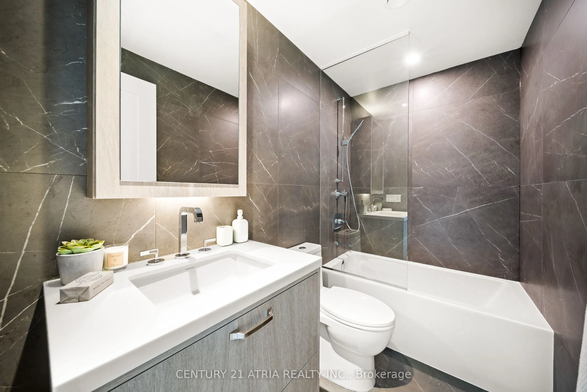 455 Wellington Street W, #810