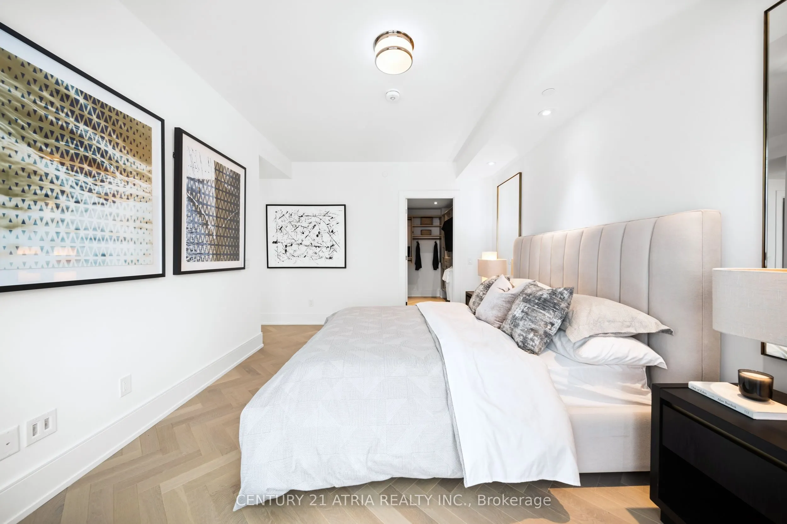 455 Wellington Street W, #810