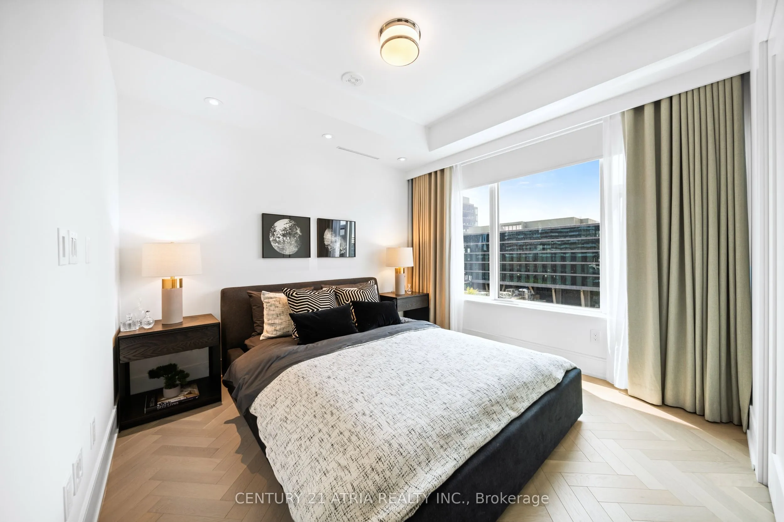 455 Wellington Street W, #810