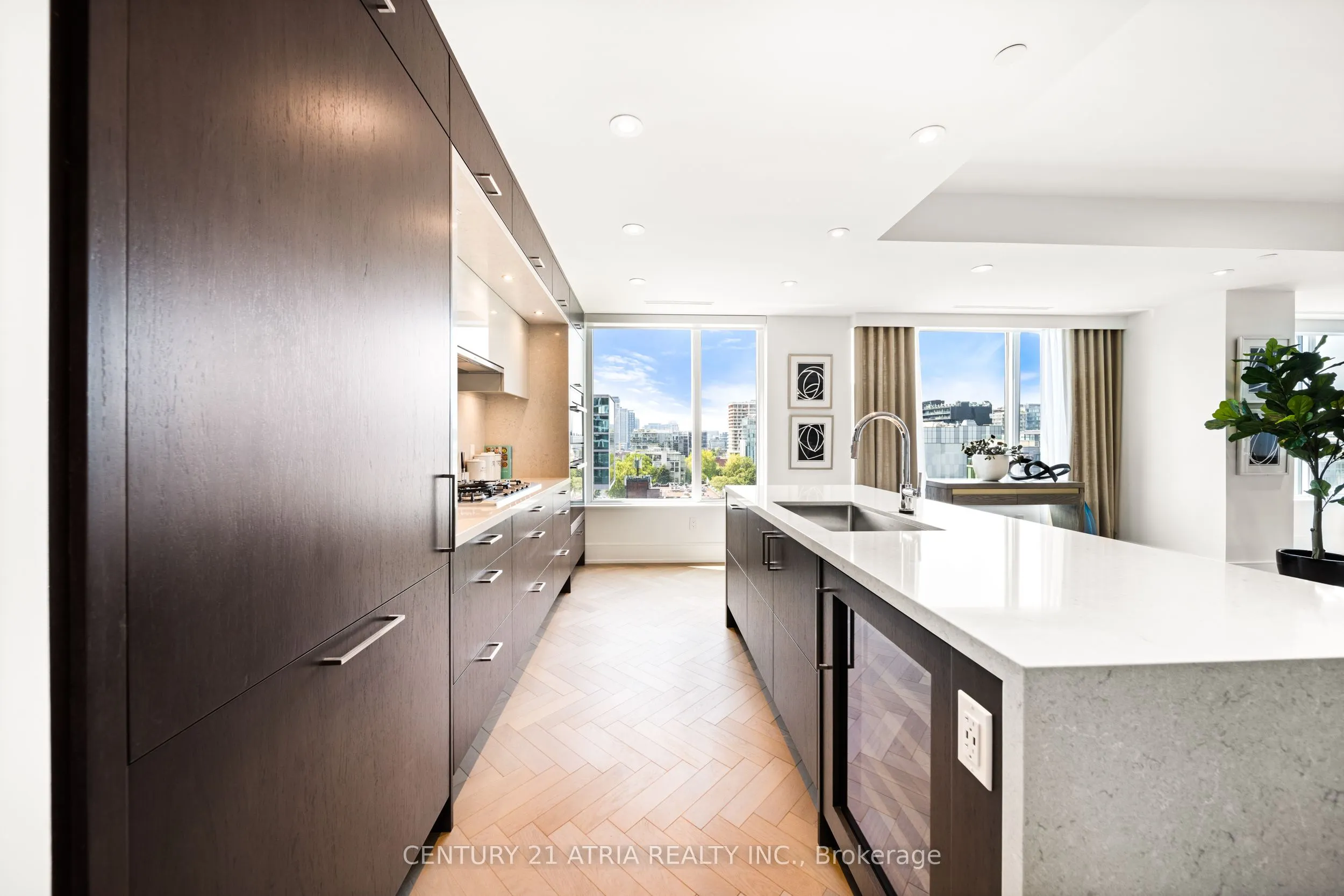 455 Wellington Street W, #810