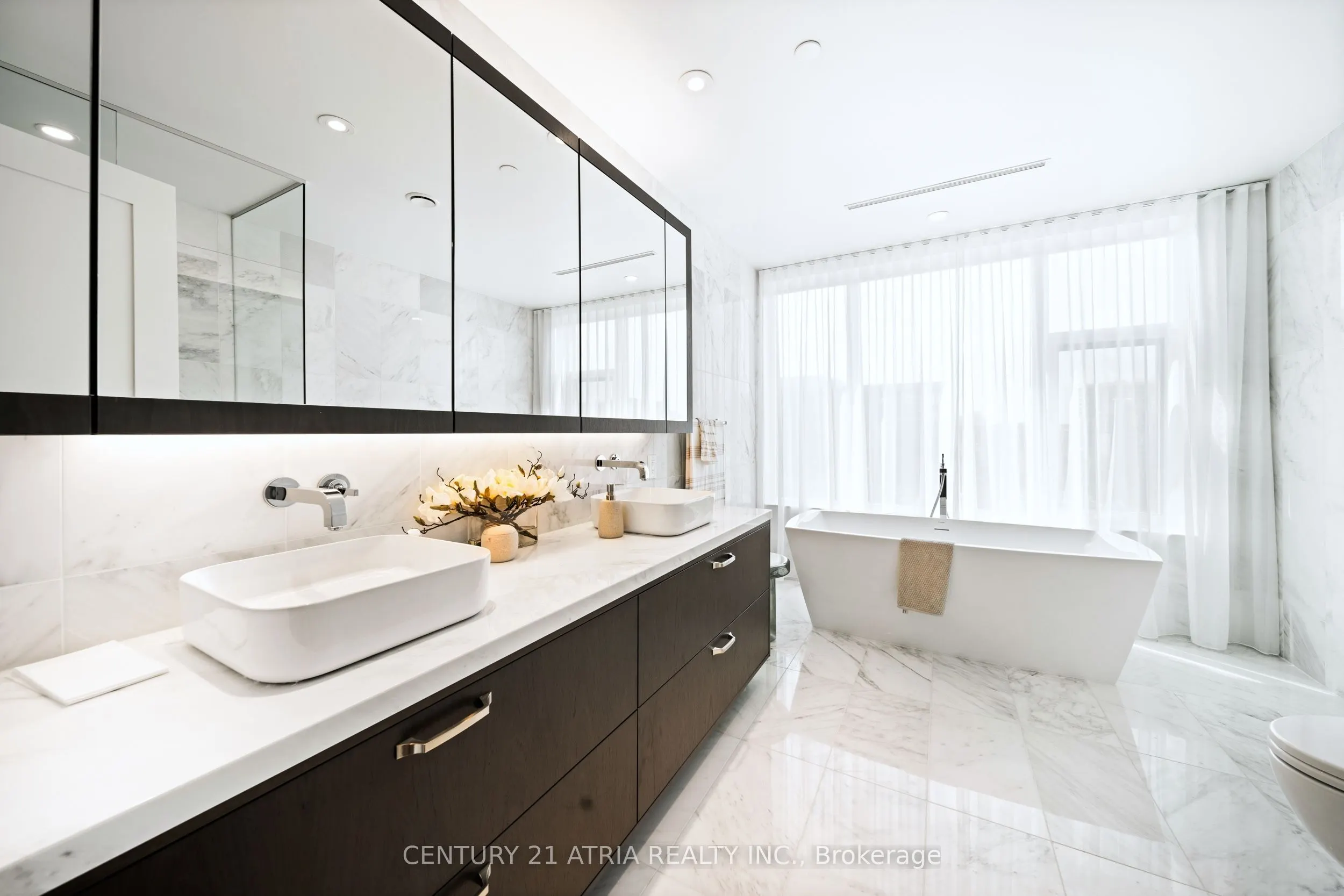 455 Wellington Street W, #810