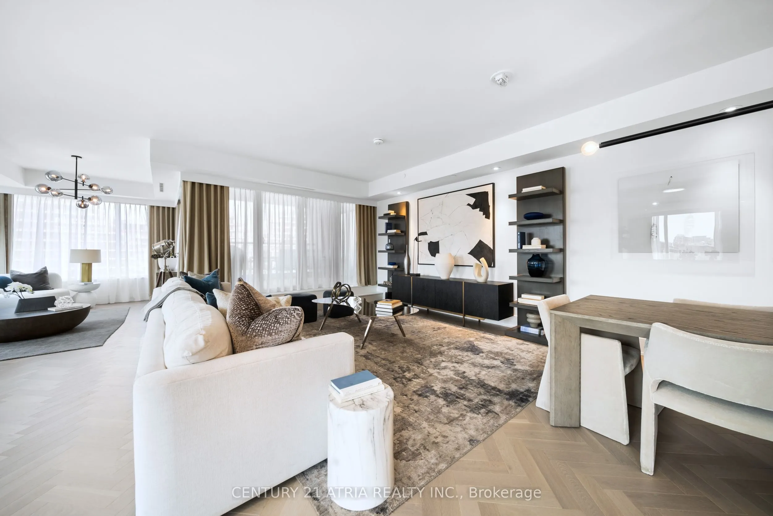 455 Wellington Street W, #810