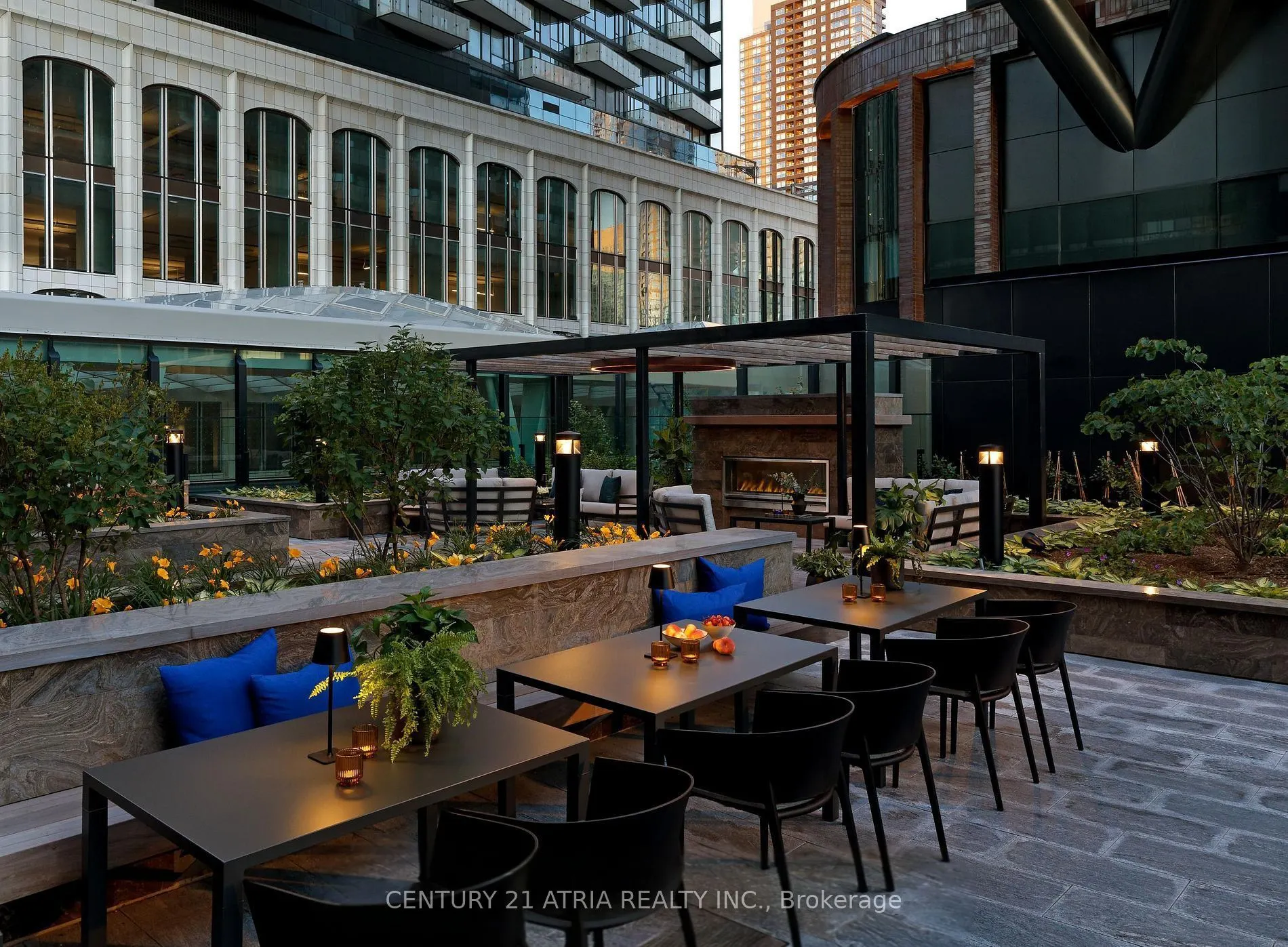 455 Wellington Street W, #810