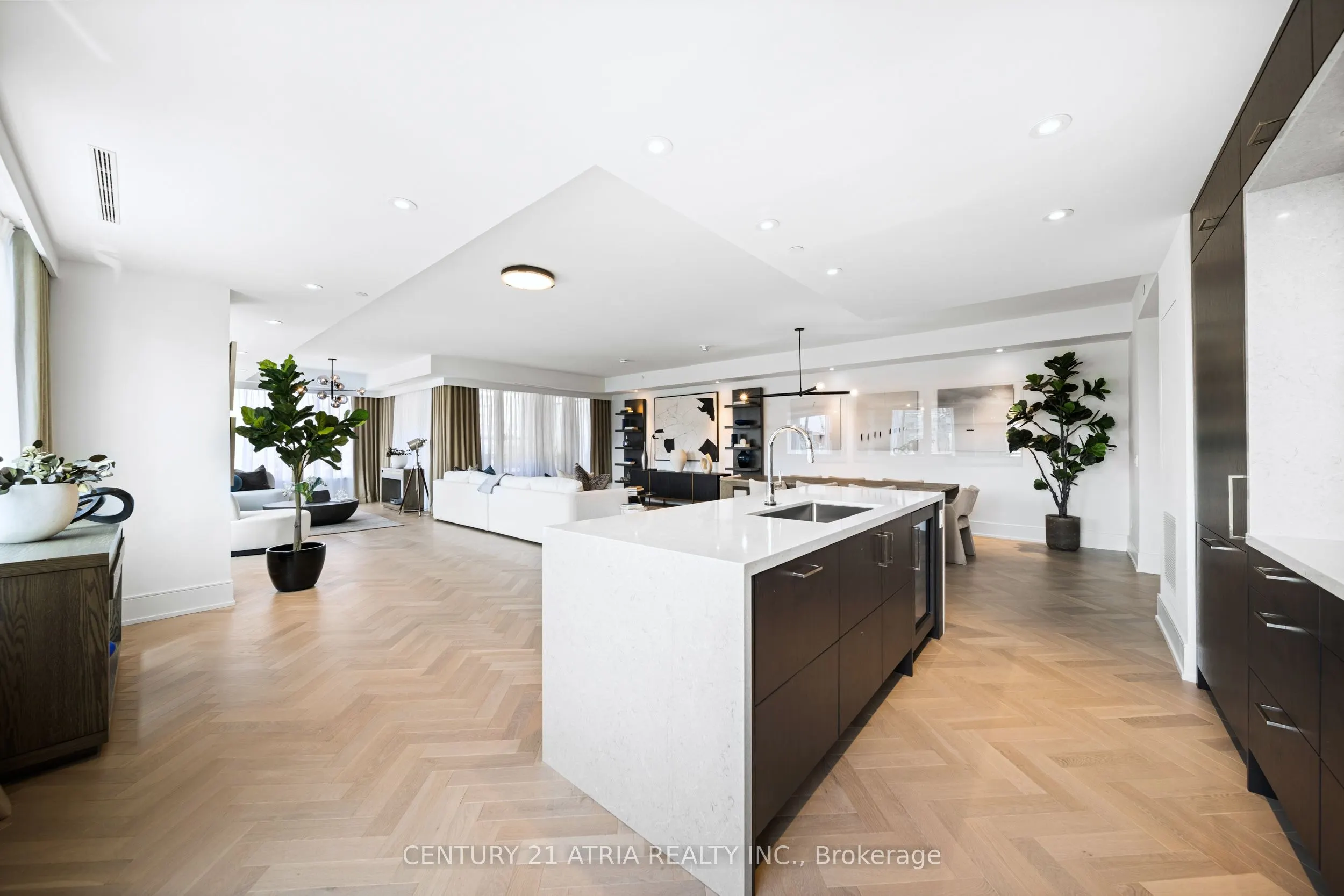 455 Wellington Street W, #810