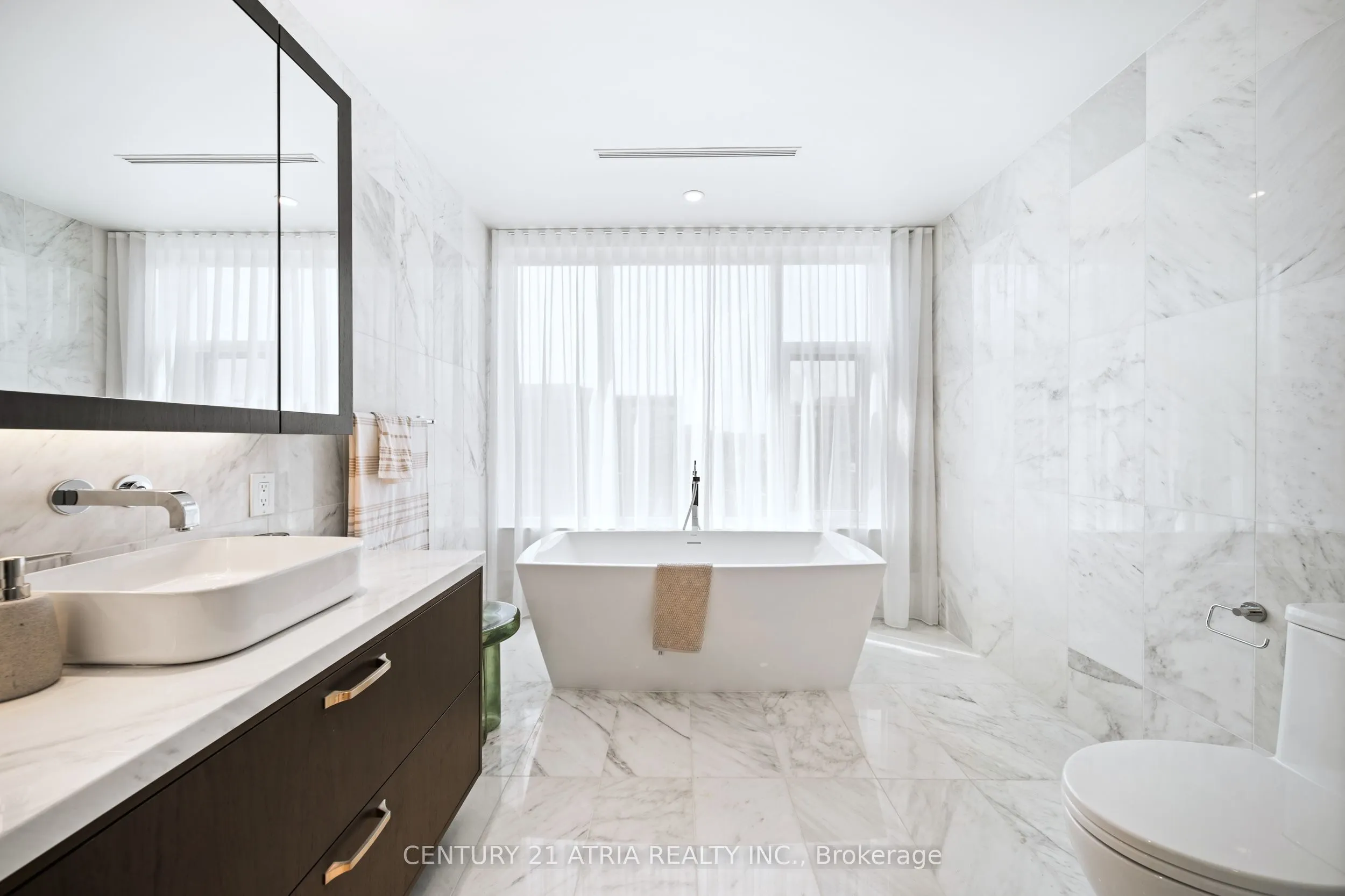 455 Wellington Street W, #810