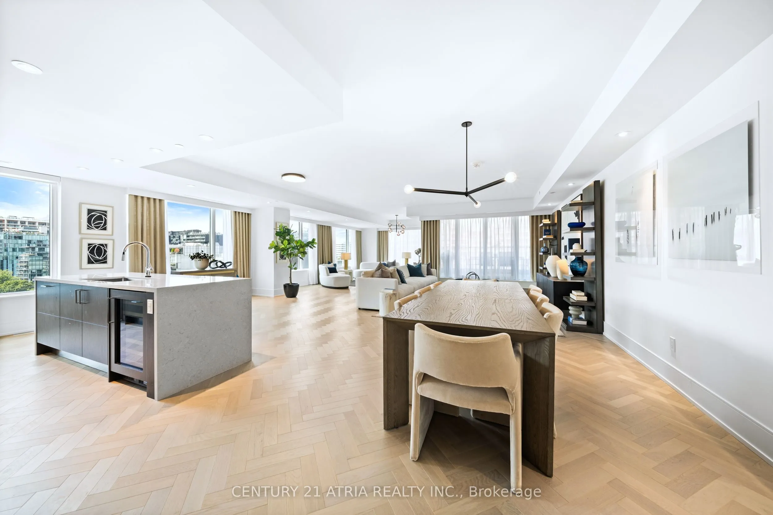 455 Wellington Street W, #810