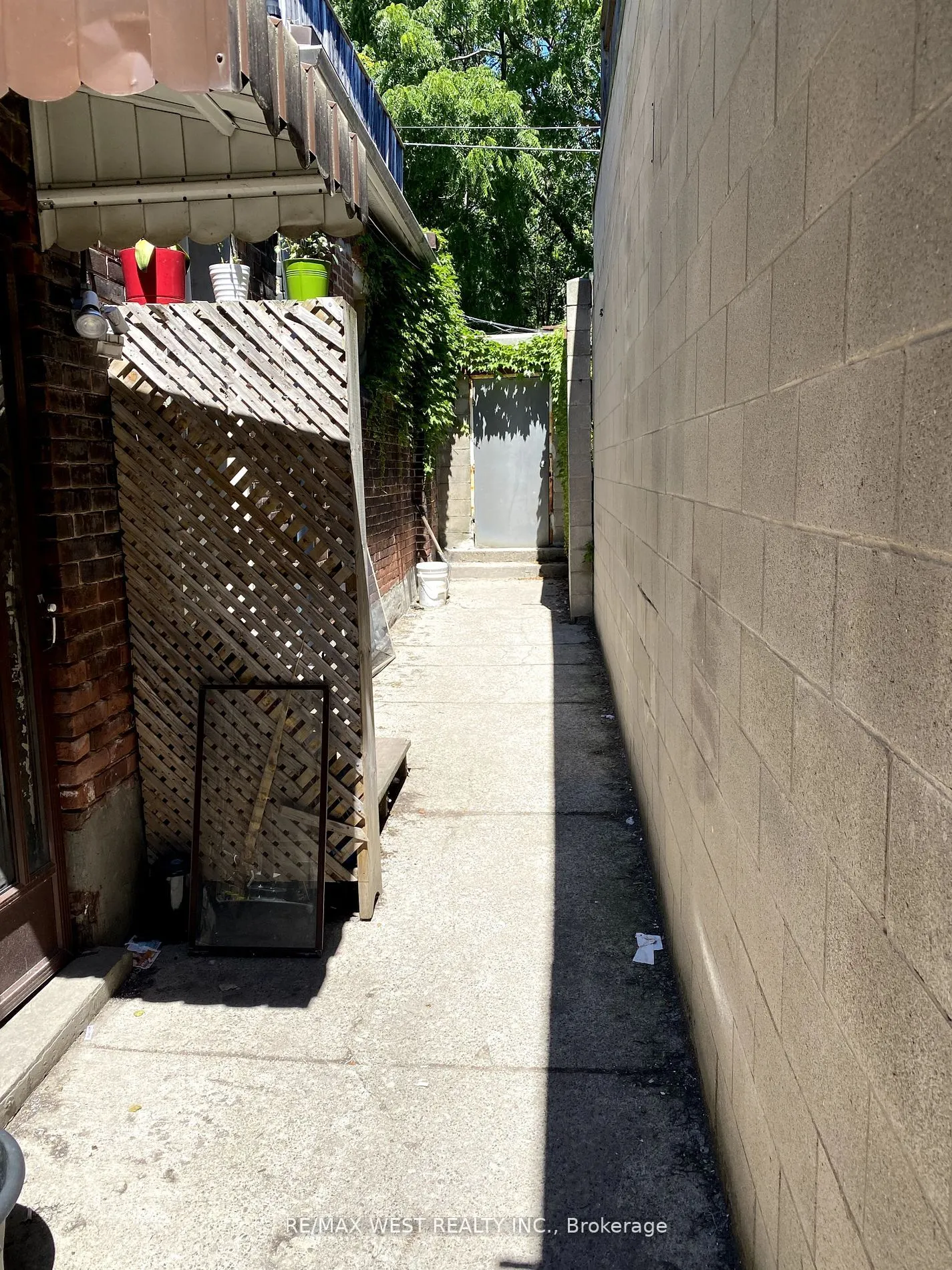 926 College Street, #Main Fl