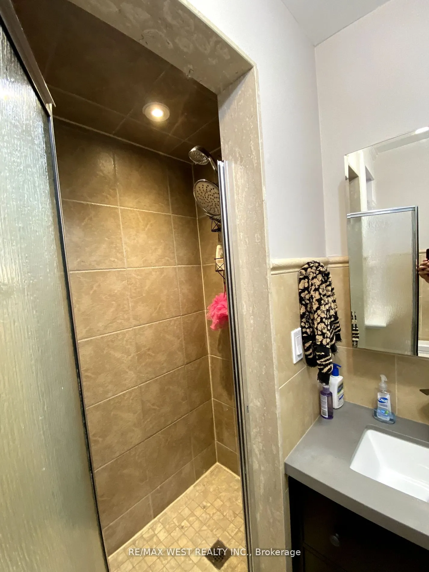 926 College Street, #Main Fl