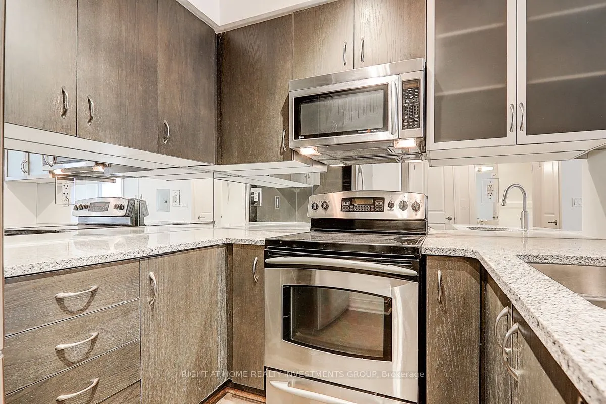 18 Yorkville Avenue, #704
