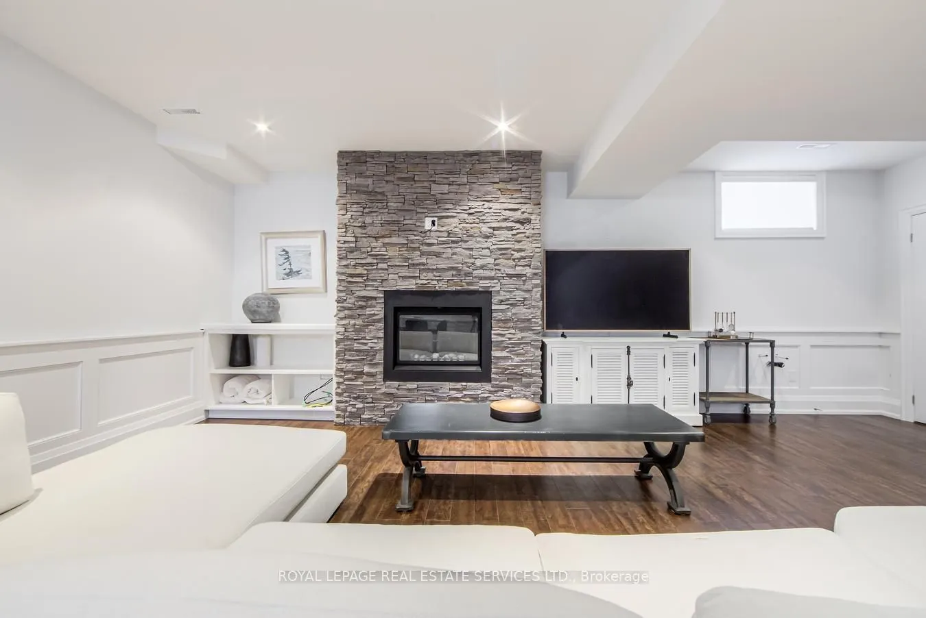 21A Roycrest Avenue