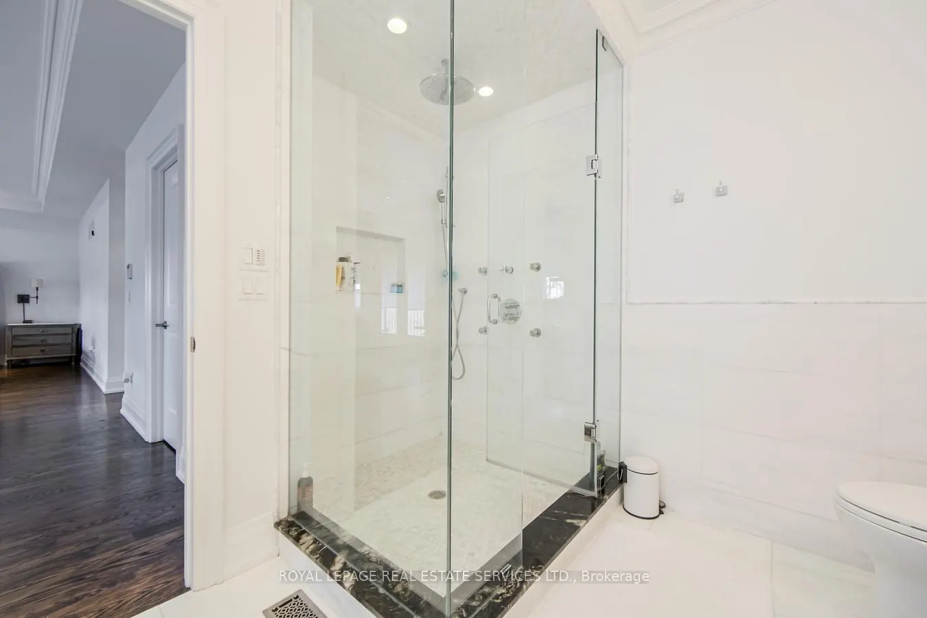 21A Roycrest Avenue