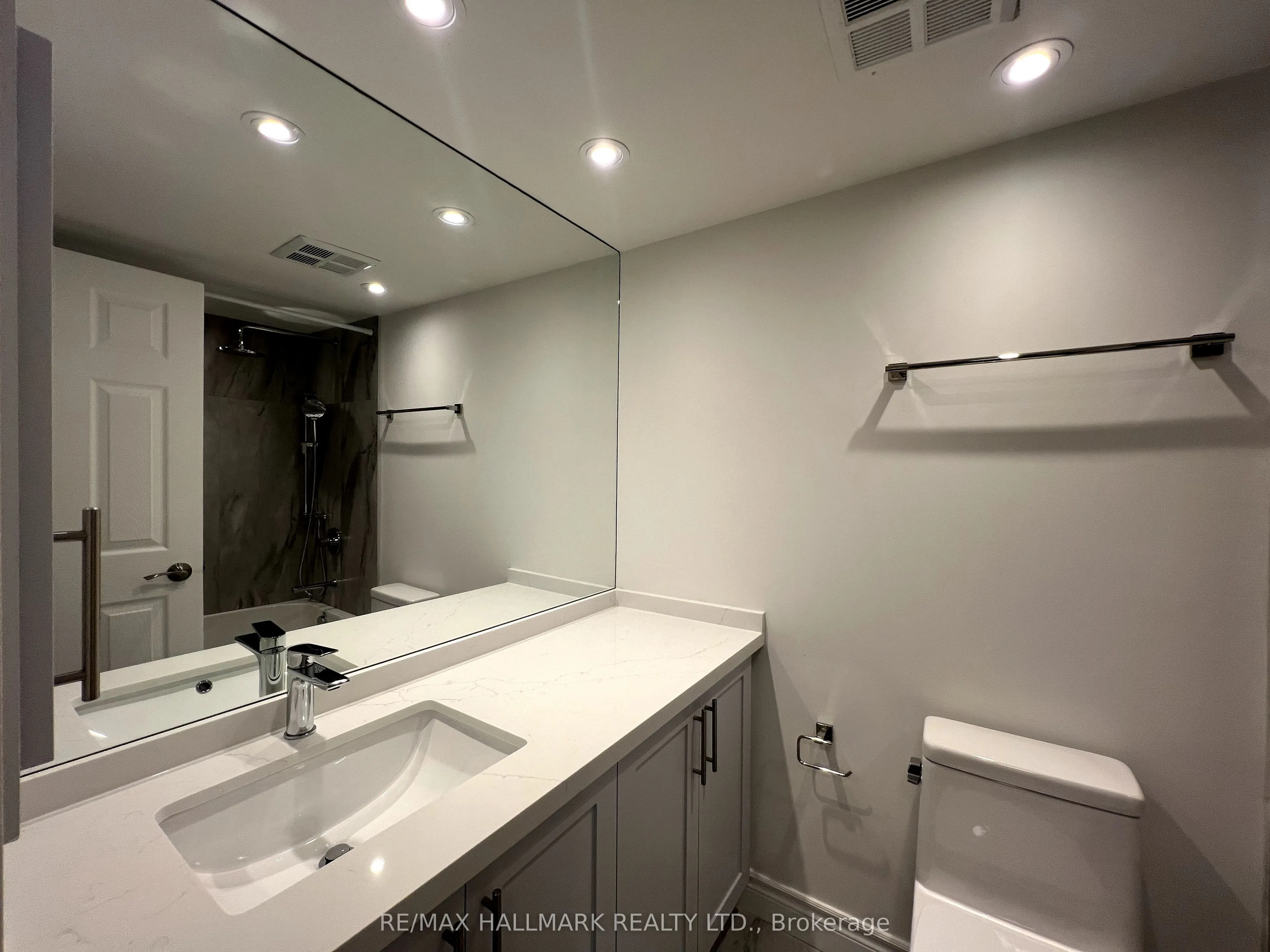 763 Bay Street, #1813