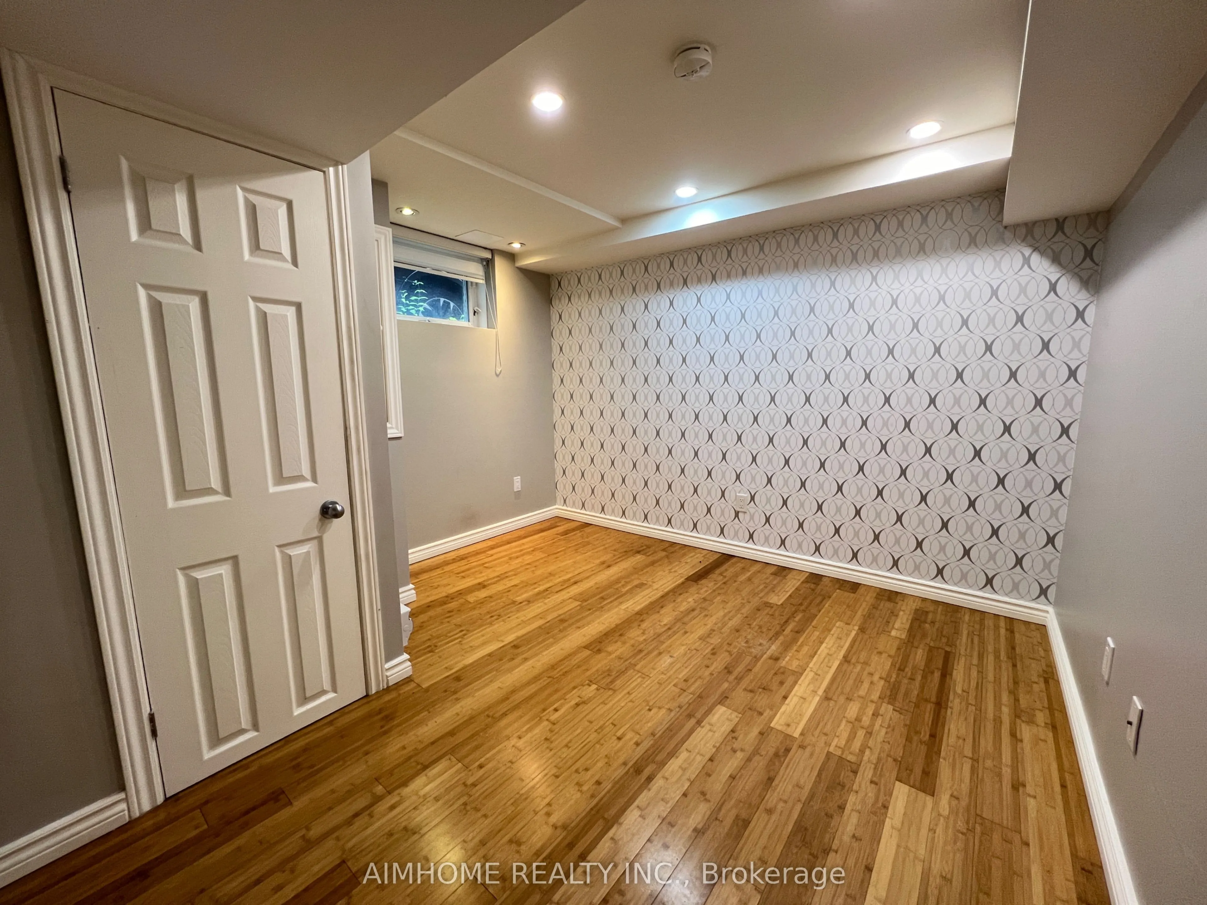 125 Chaplin Crescent, #Basement