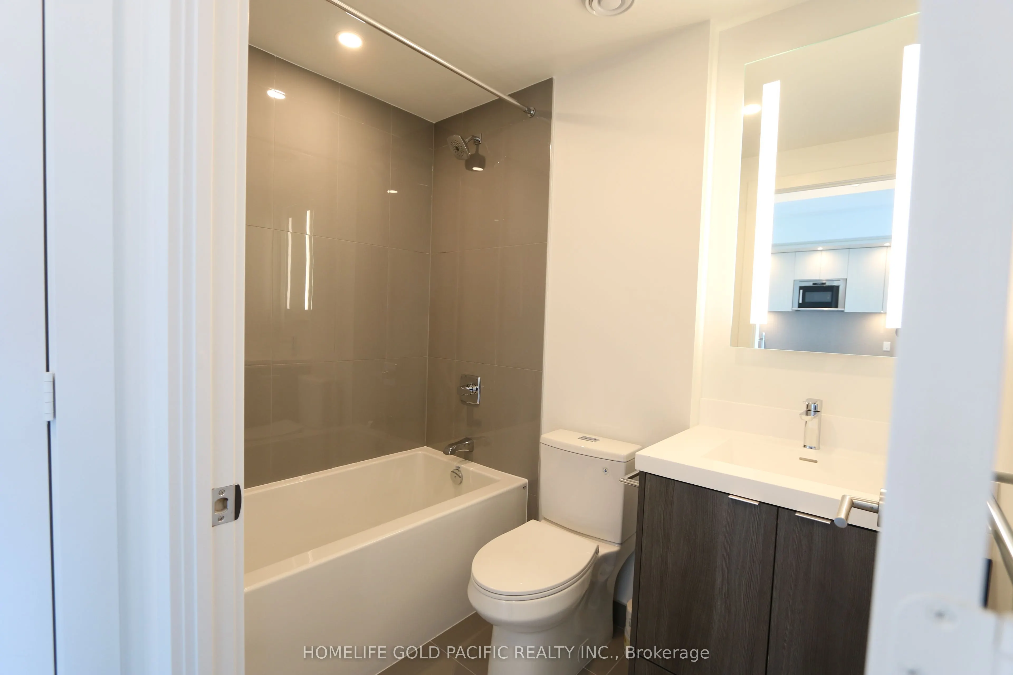 20 Inn On The Park Drive, #2338