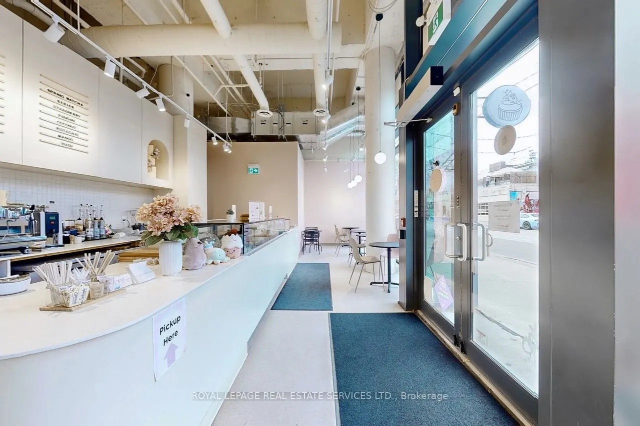 862 Dundas Street W