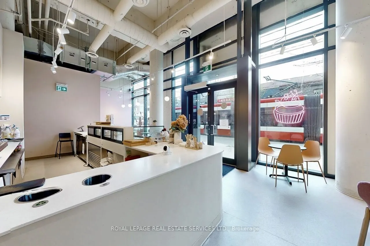 862 Dundas Street W