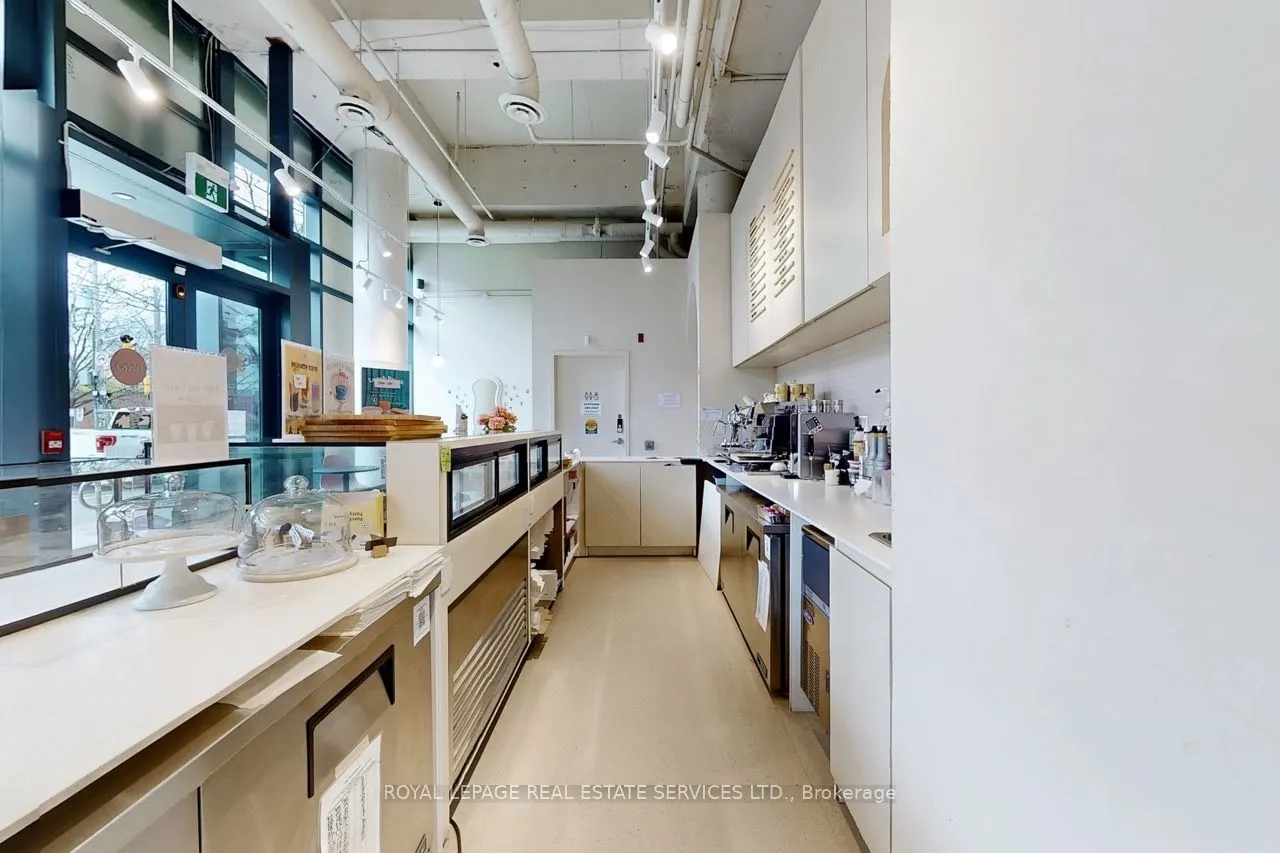 862 Dundas Street W