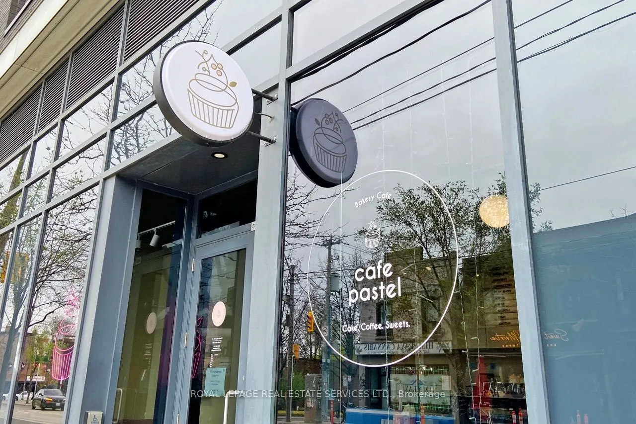 862 Dundas Street W