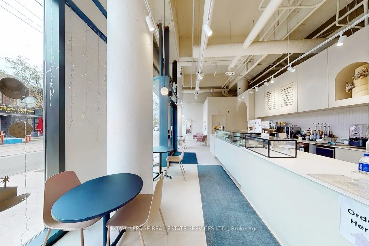 862 Dundas Street W