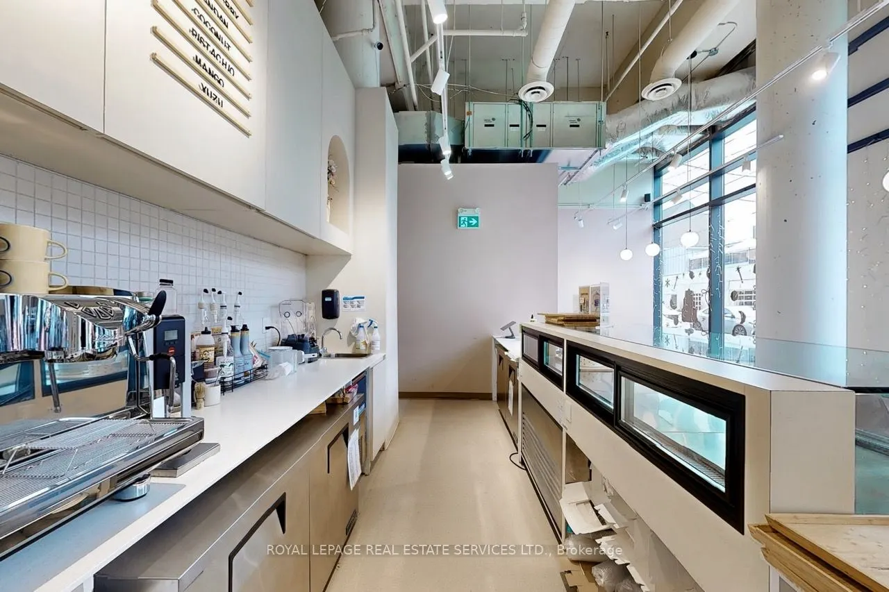 862 Dundas Street W