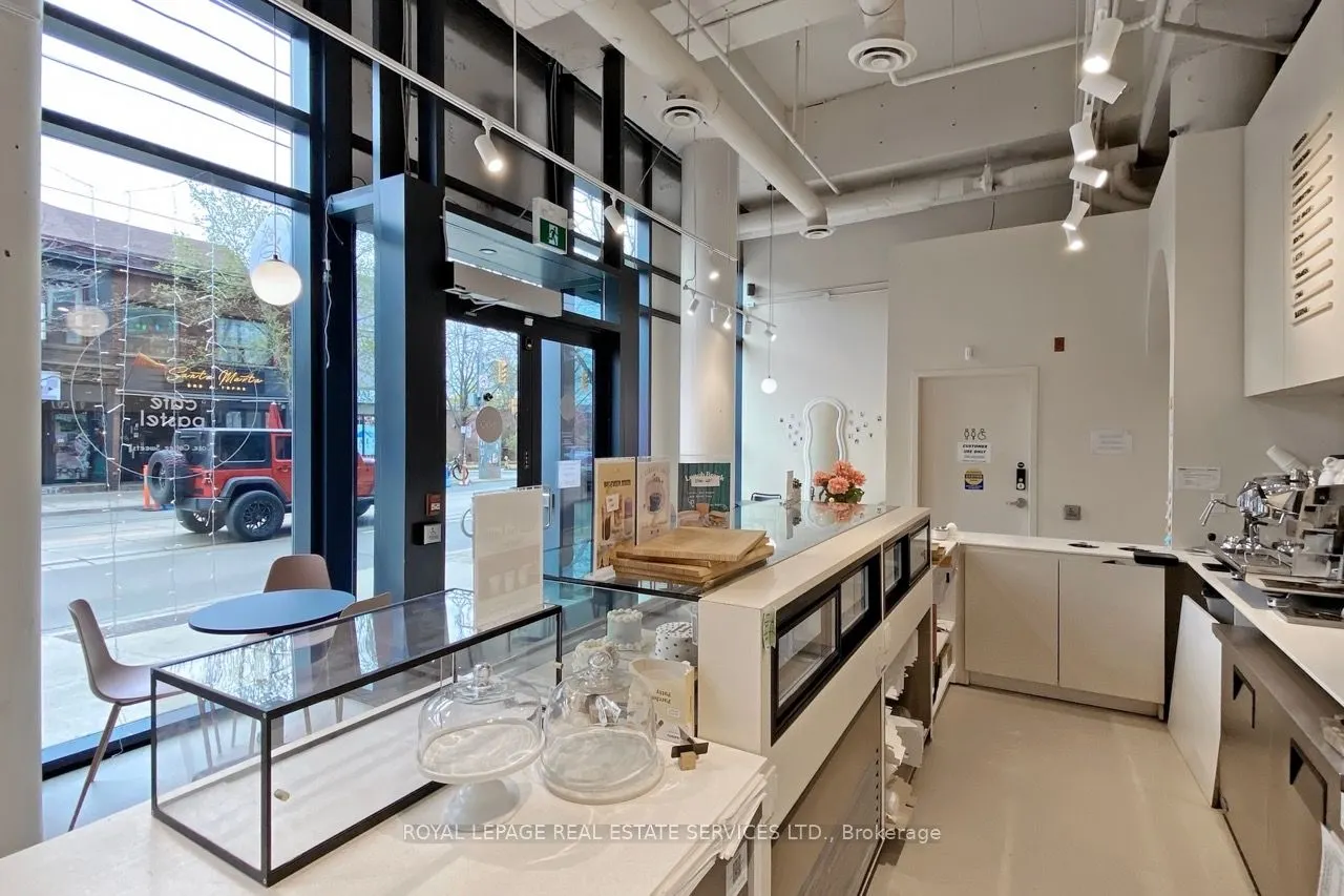 862 Dundas Street W