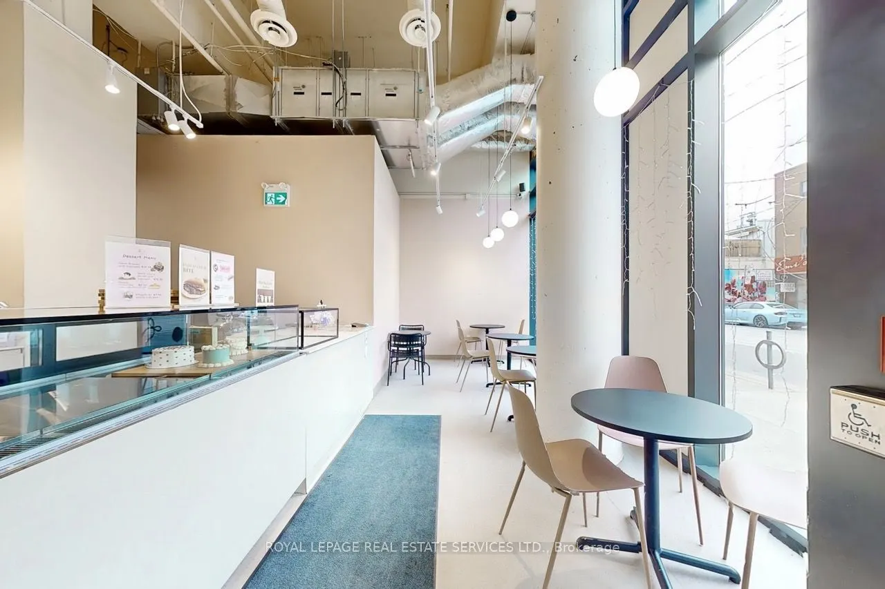 862 Dundas Street W