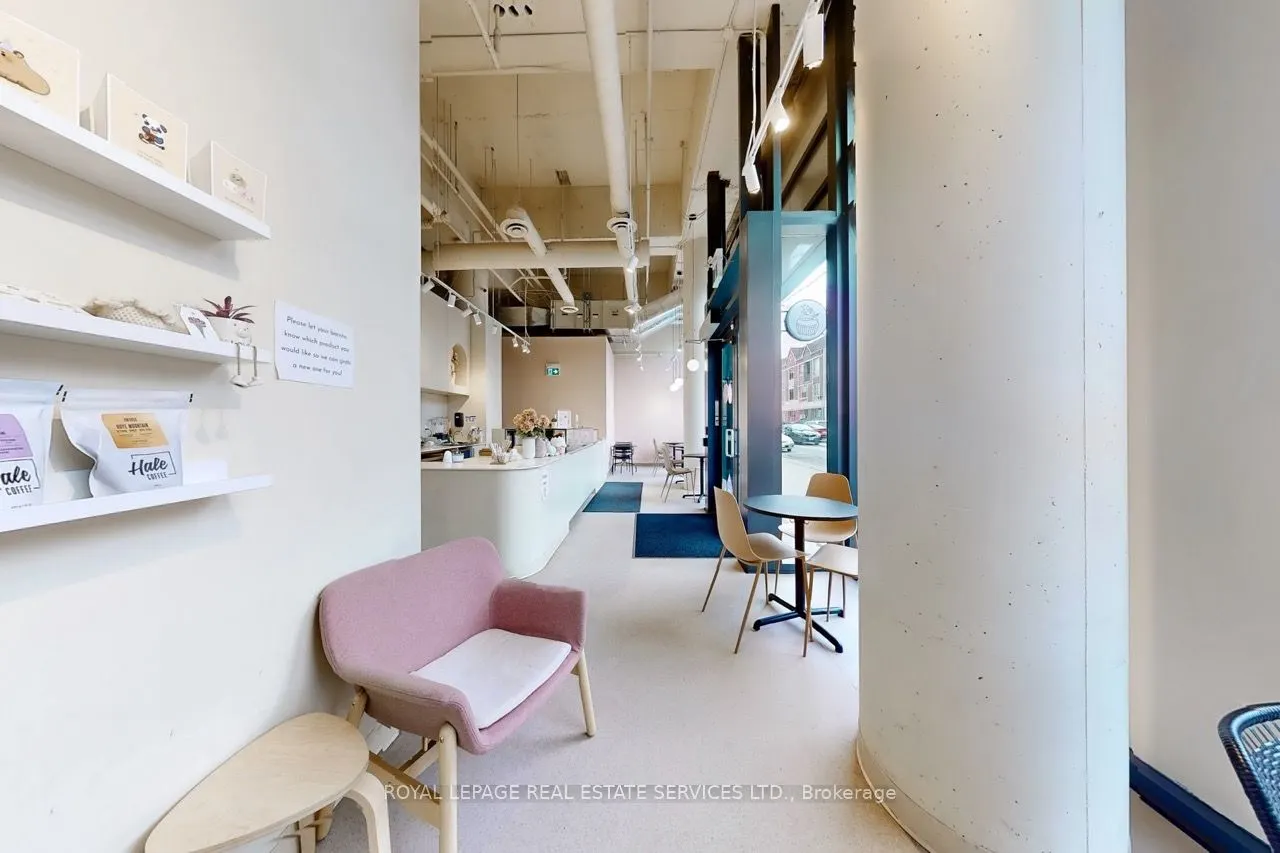 862 Dundas Street W