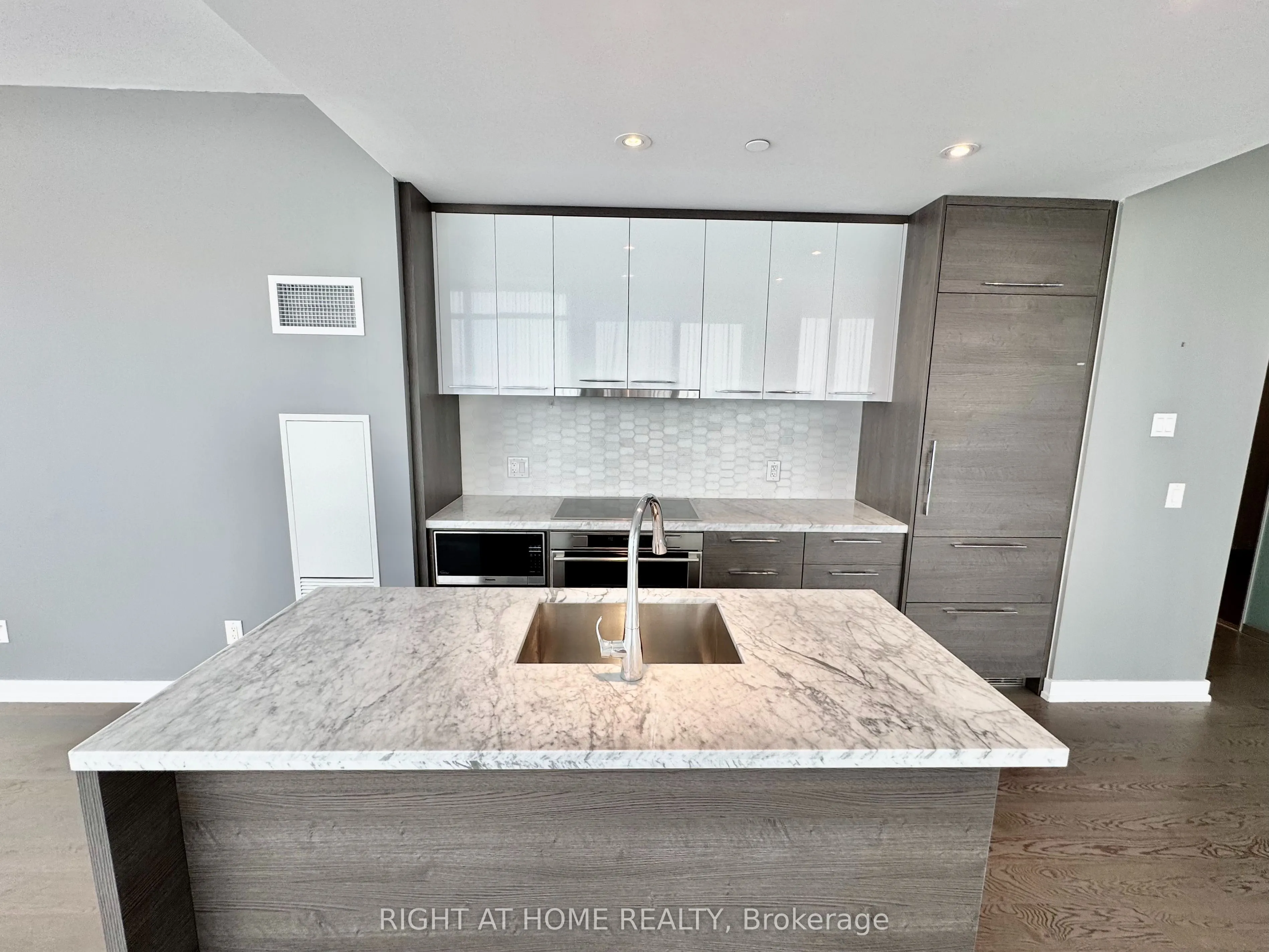 488 University Avenue, #4502
