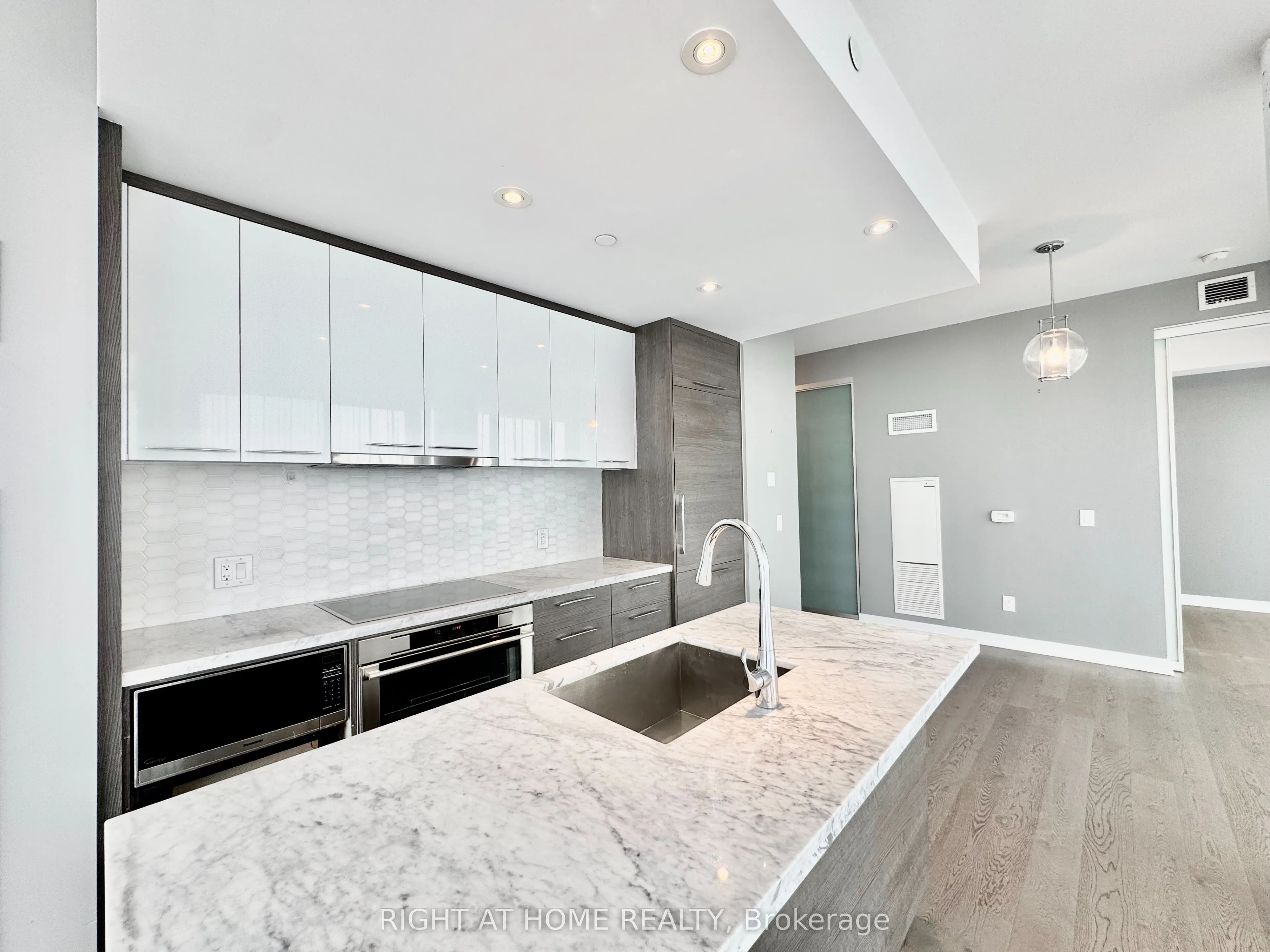 488 University Avenue, #4502