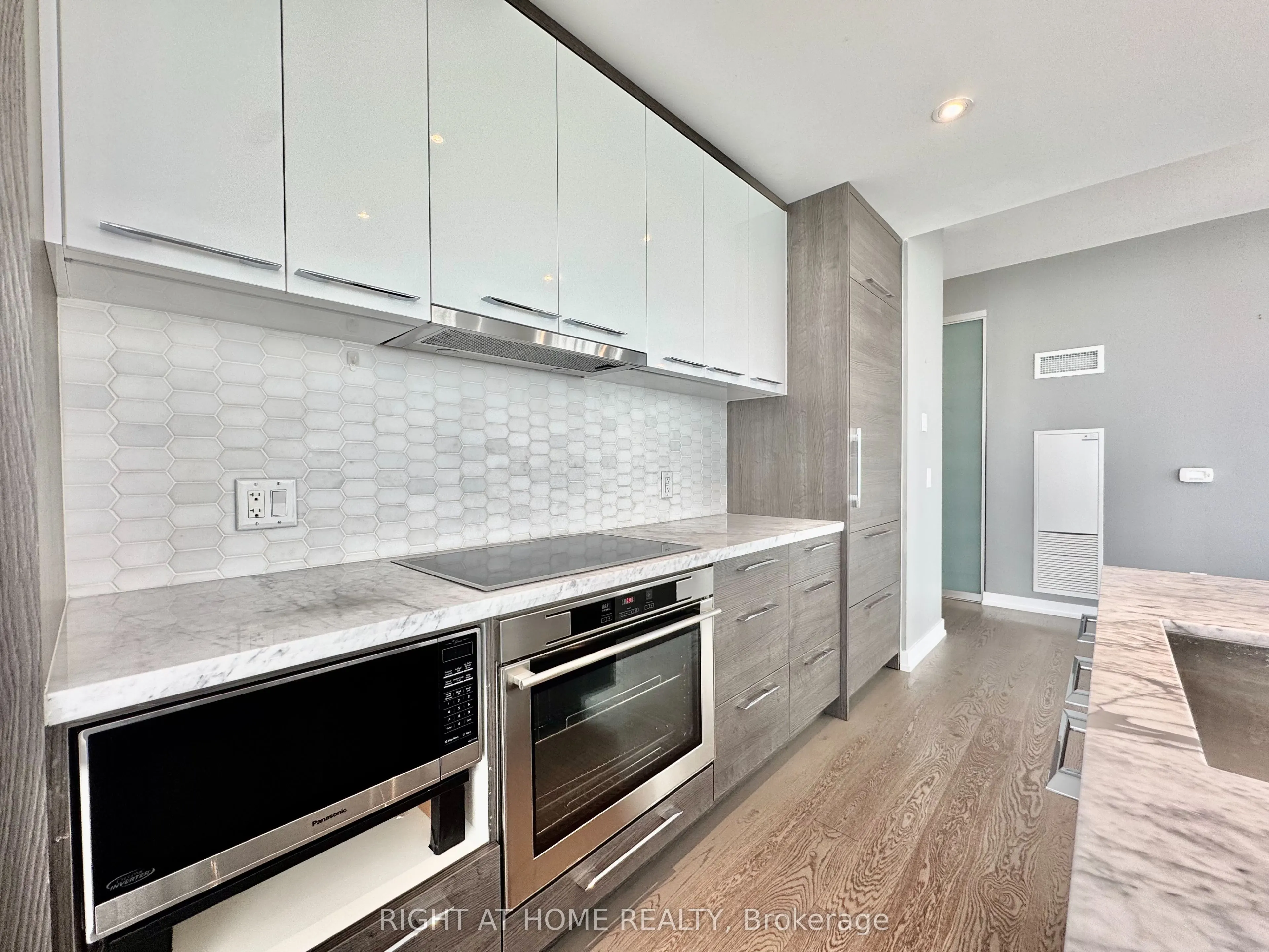488 University Avenue, #4502